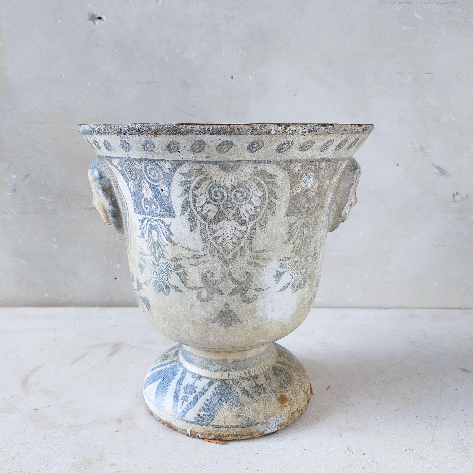 Ajoutez une touche d'histoire à votre décor avec ce vase en fonte émaillée du XIXe siècle de Paris en Cie. Avec ses délicats motifs blancs et bleus, il s'agit d'une pièce d'artisanat intemporelle. D'une hauteur de 32 cm et d'un diamètre de 31 cm, ce