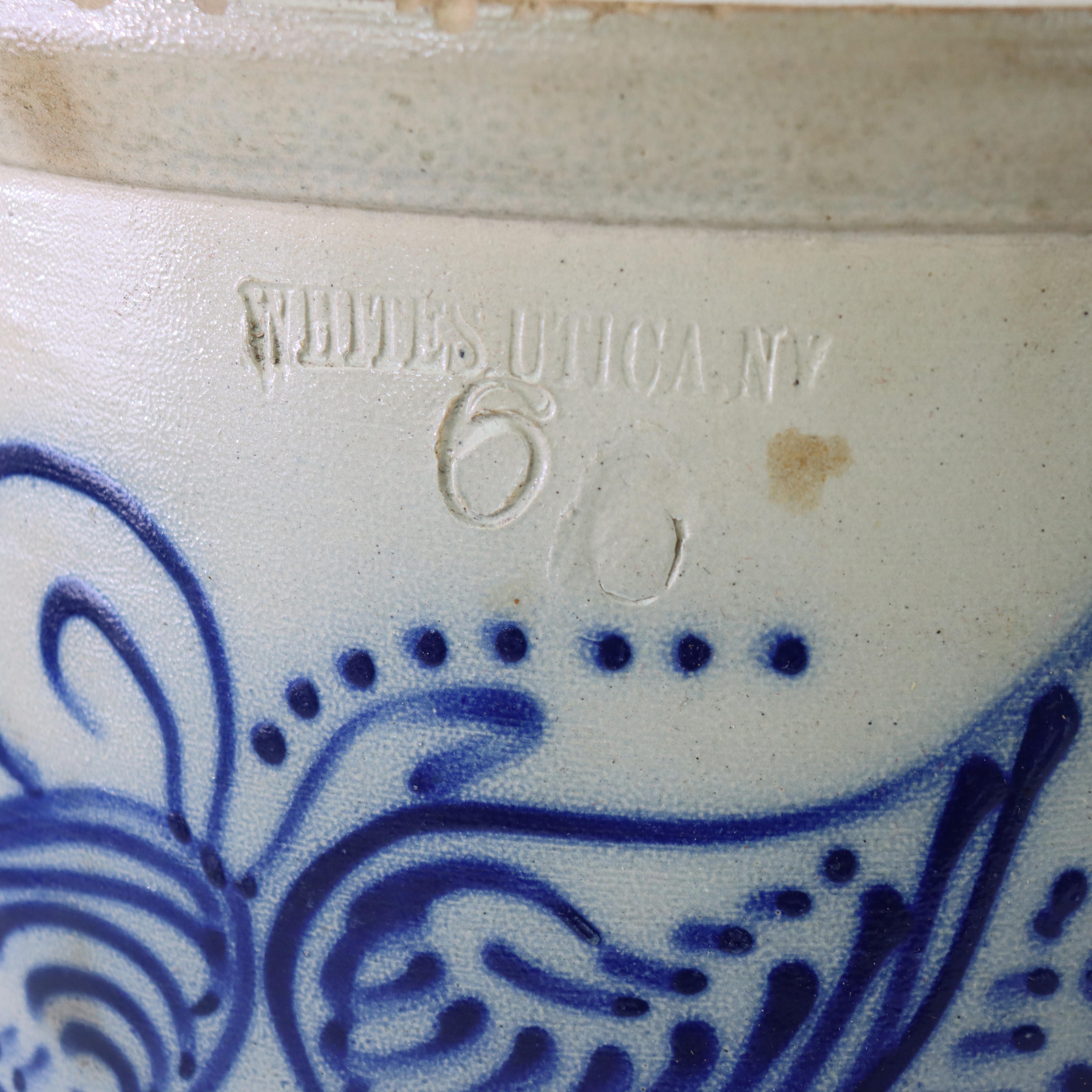 Antique Whiting, Utica NY, cruche en grès décorée de bleu signée C1890.    
13 1/2