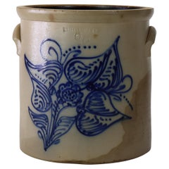 Antique Whites, Utica NY, Vasija de Gres Decorada en Azul Firmada C1890