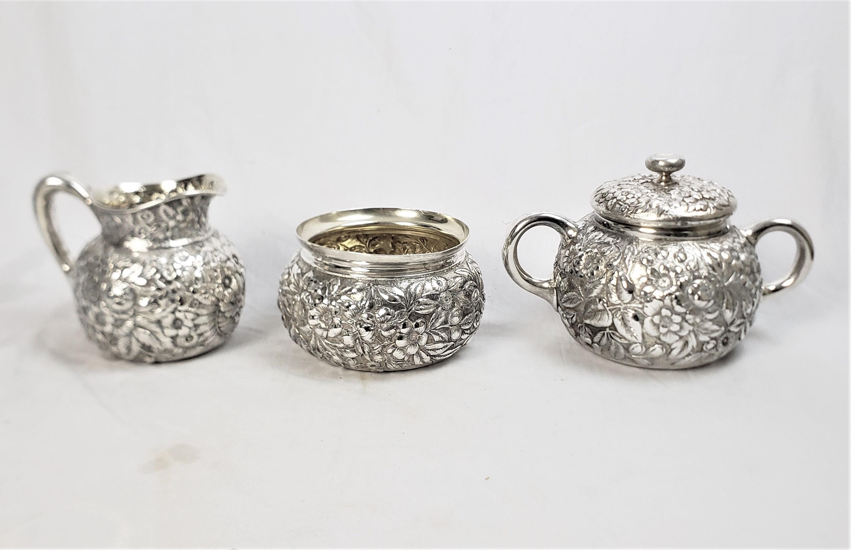 Service à thé Whiting ancien de 5 pièces en argent sterling repoussé avec décor floral en vente 2