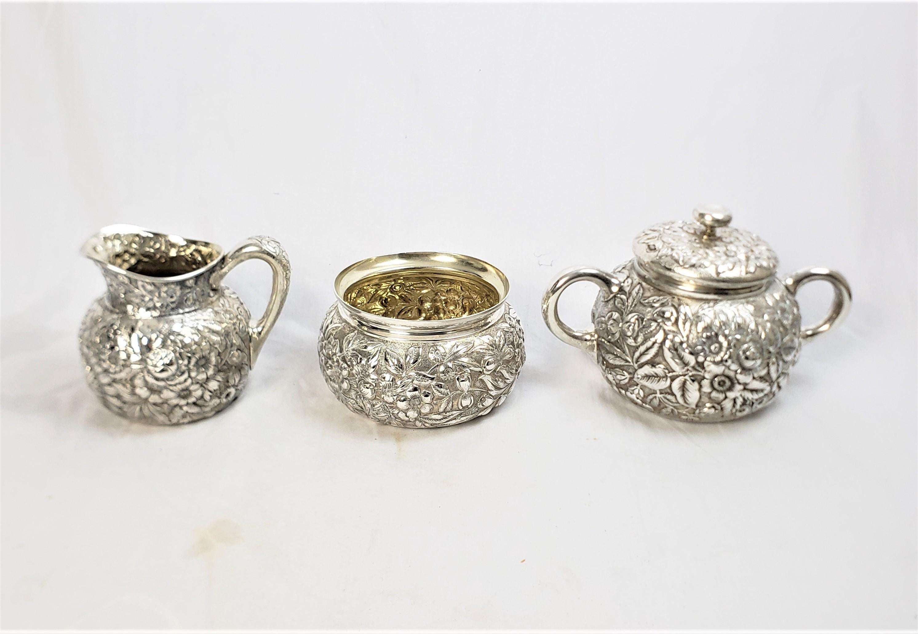 Service à thé Whiting ancien de 5 pièces en argent sterling repoussé avec décor floral en vente 3