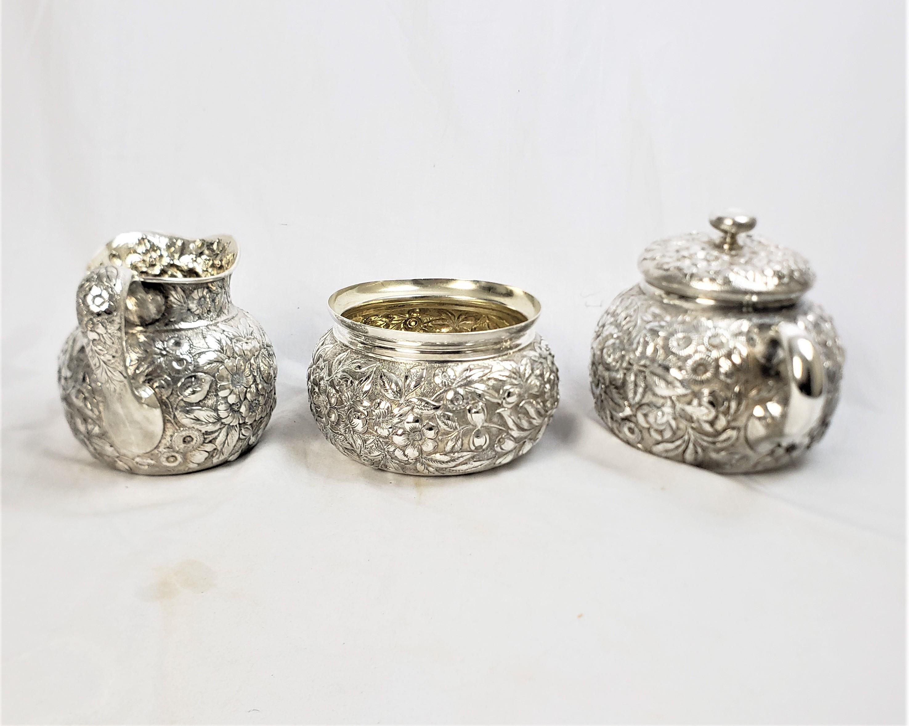 Service à thé Whiting ancien de 5 pièces en argent sterling repoussé avec décor floral en vente 4