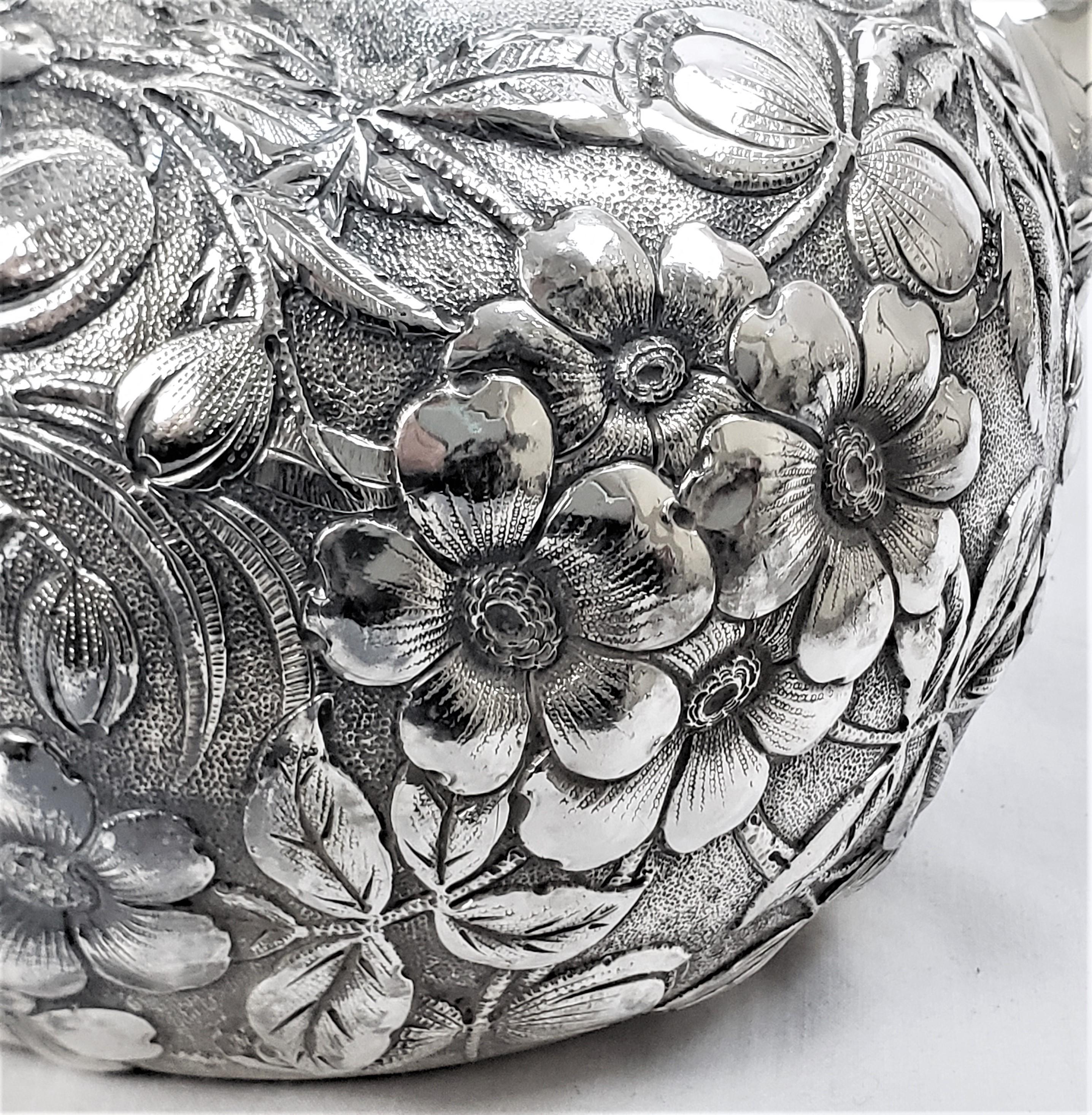 Service à thé Whiting ancien de 5 pièces en argent sterling repoussé avec décor floral en vente 11