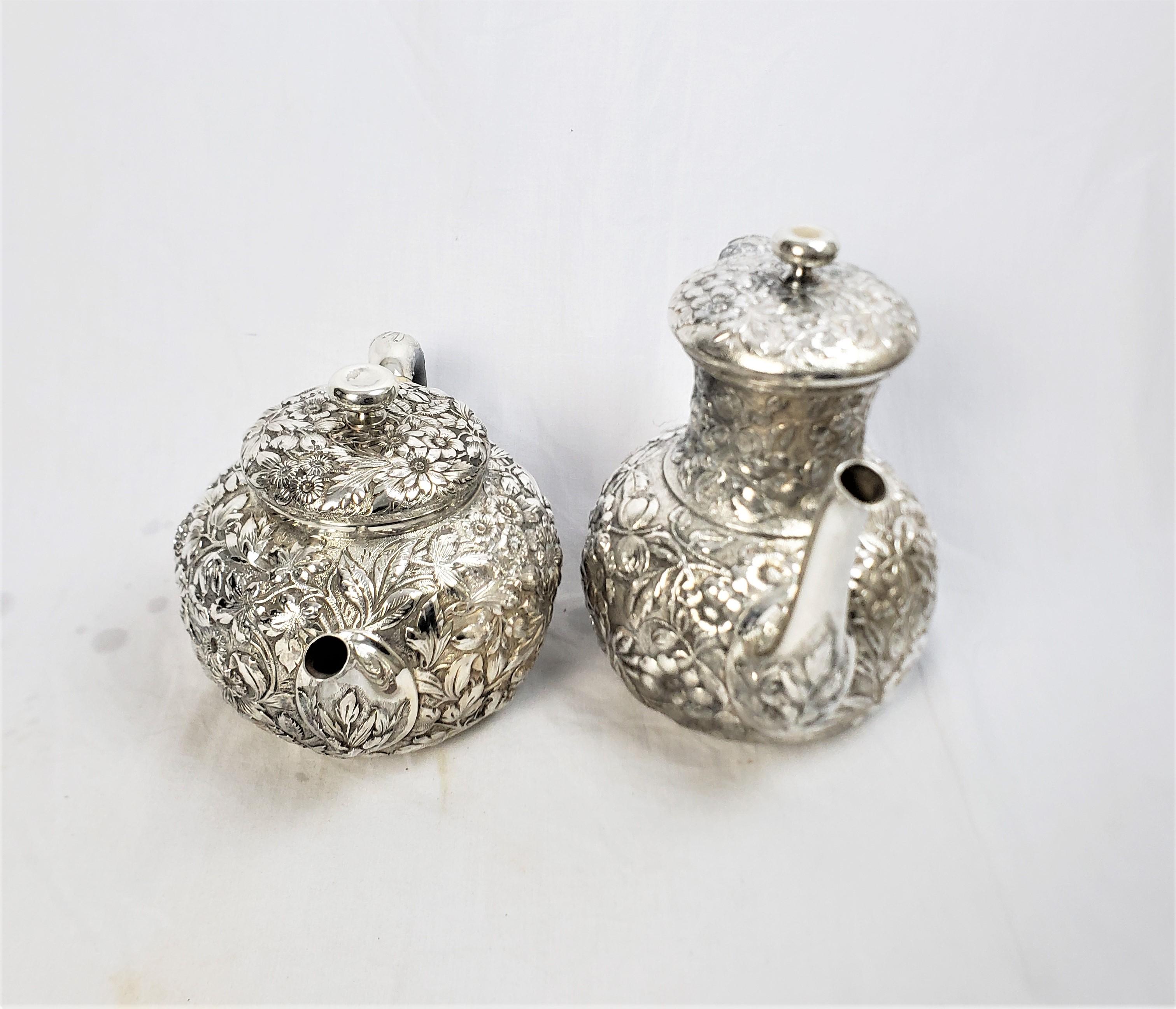 Américain Service à thé Whiting ancien de 5 pièces en argent sterling repoussé avec décor floral en vente