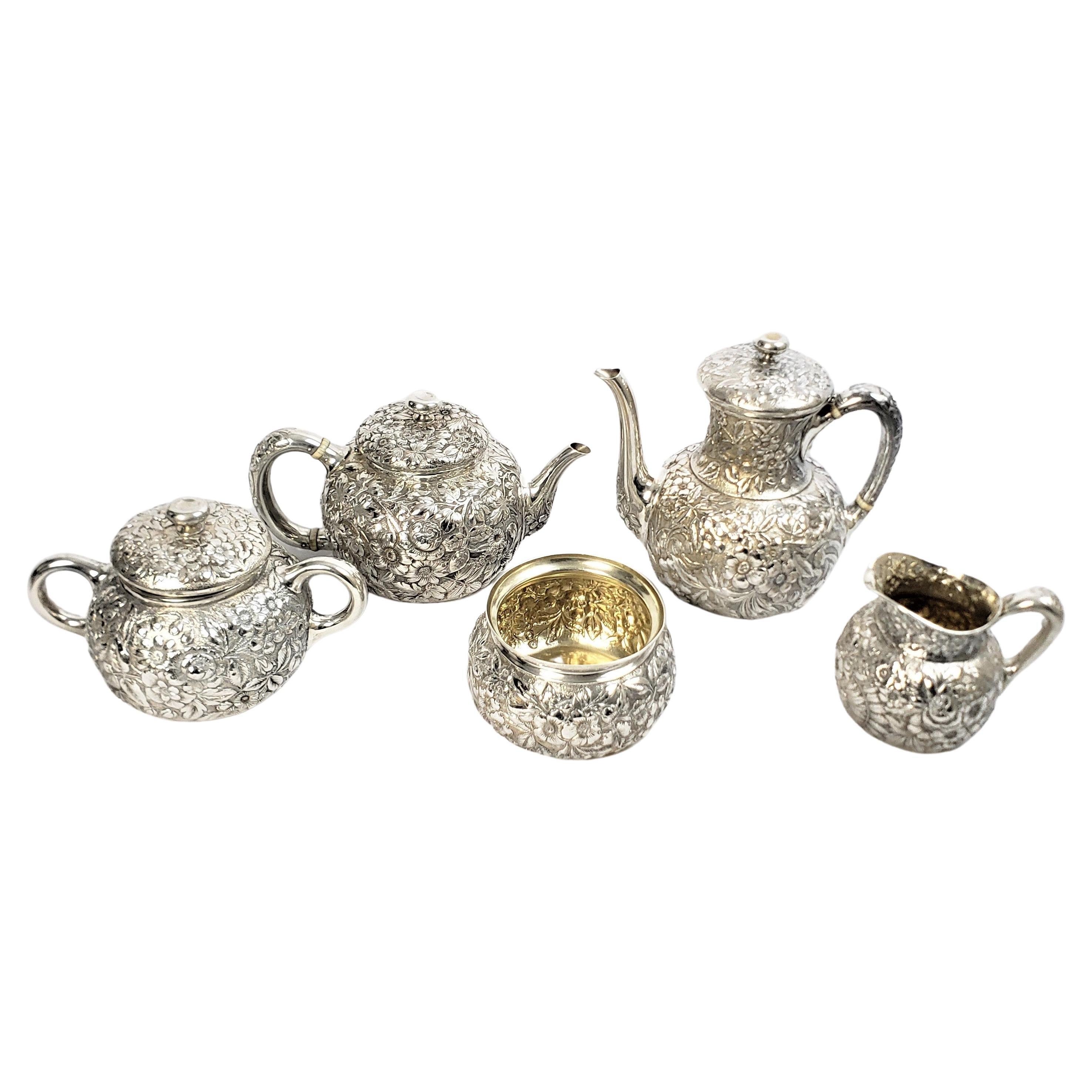 Service à thé Whiting ancien de 5 pièces en argent sterling repoussé avec décor floral