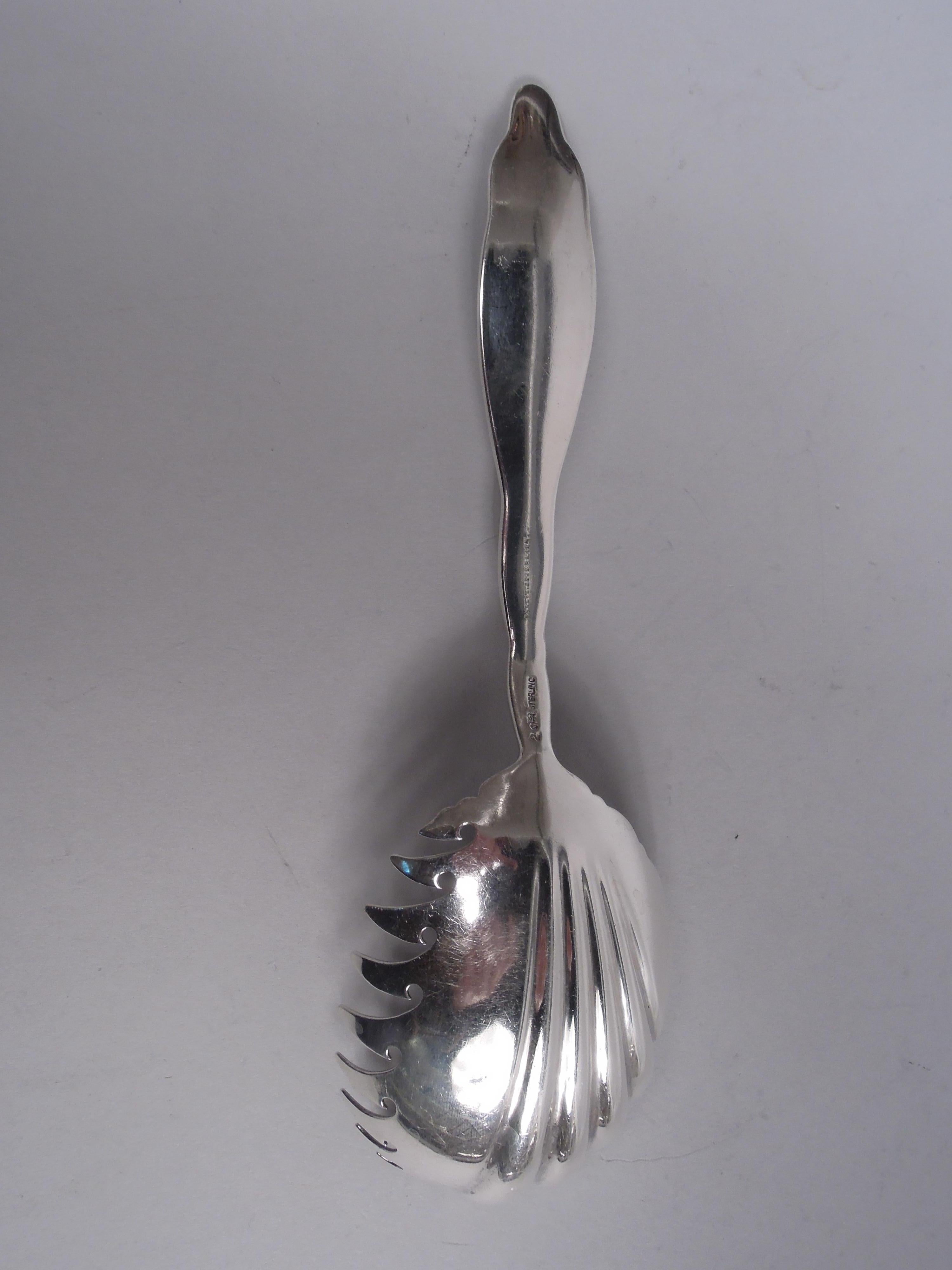 Maiglöckchen-Makkaroni-Server aus Sterlingsilber. Hergestellt von Whiting Mfg. Co. in New York, um 1900. Geriffelte und gewellte Schale mit seitlichen Zinken. Stängel gewickelt und gewellt mit spitz zulaufendem Ende; Maiglöckchen auf gestreiftem