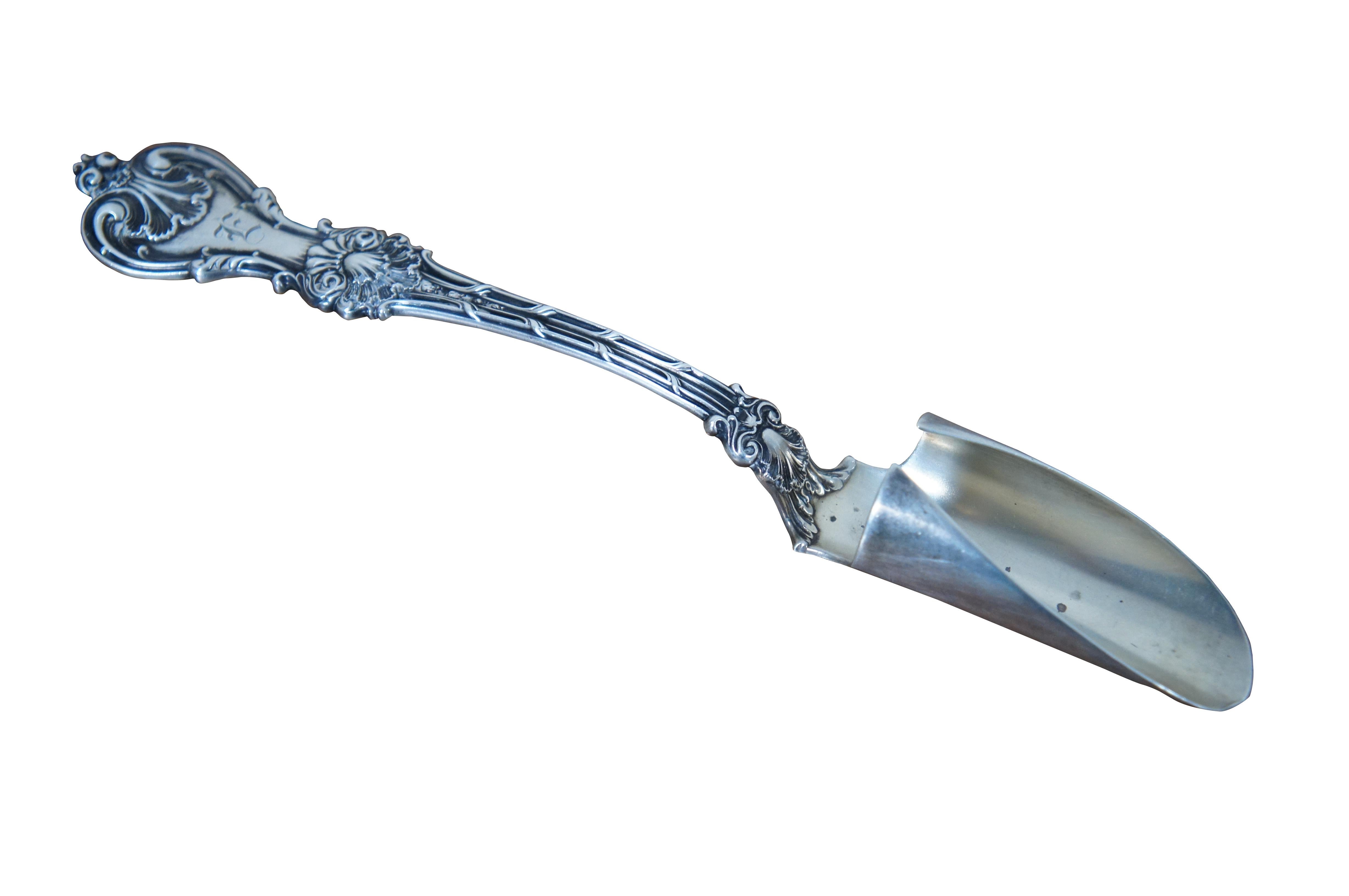 Pelle à fromage en argent sterling dans le motif King Edward (conçu par Charles Osborne, produit pour la première fois en 1901), monogrammée avec l'initiale E. Circa 1920-30s

Mesures : 8,25