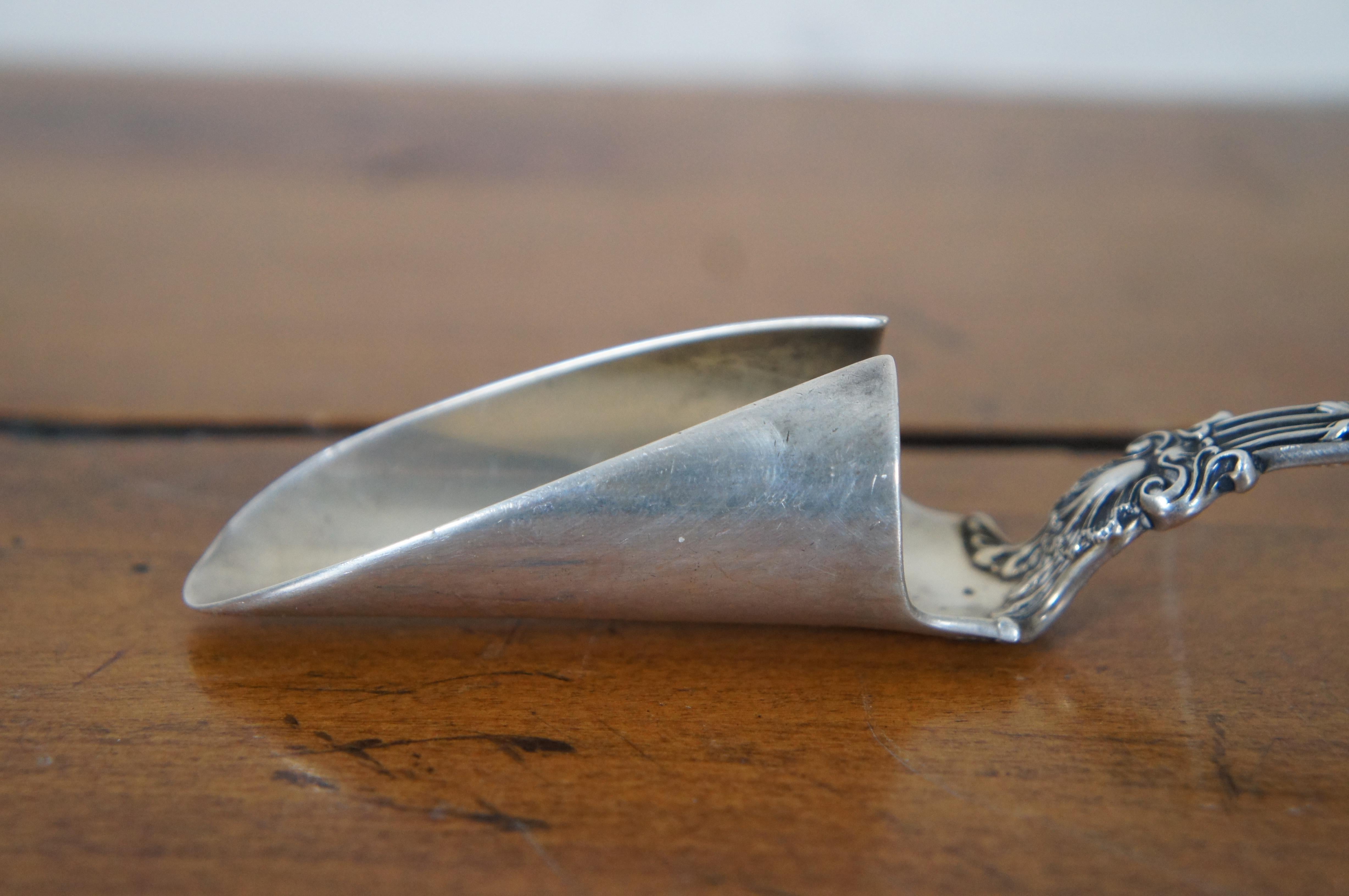 Antique Whiting Sterling Silver King Edward Scalloped Cheese Scoop Monogram In Good Condition For Sale In Dayton, OH