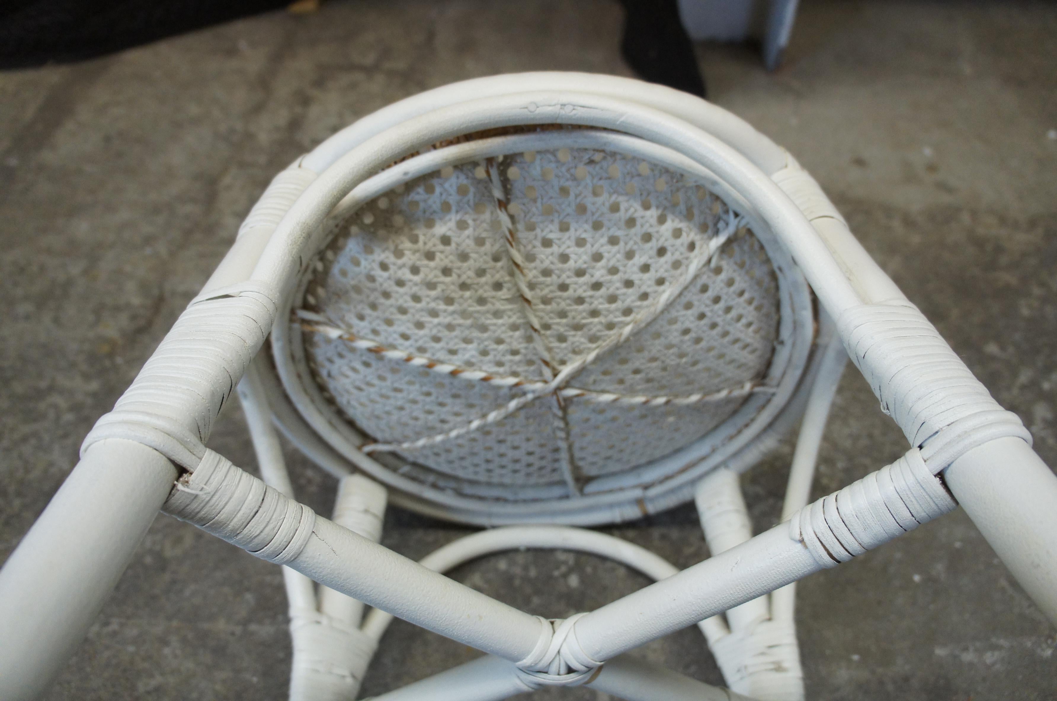 Antique Wicker Bamboo Caned Rattan White Painted Vanity Stool Boho Chic In Good Condition In Dayton, OH