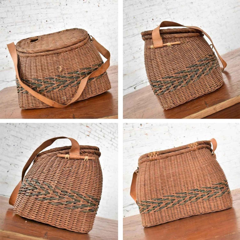 https://a.1stdibscdn.com/antique-wicker-basket-fishing-creel-with-leather-strap-handle-for-sale-picture-12/f_18733/f_190620521590598949433/ANTIQUE_FISH_CREEL_DETAILS_TABLE_master.jpg?width=768