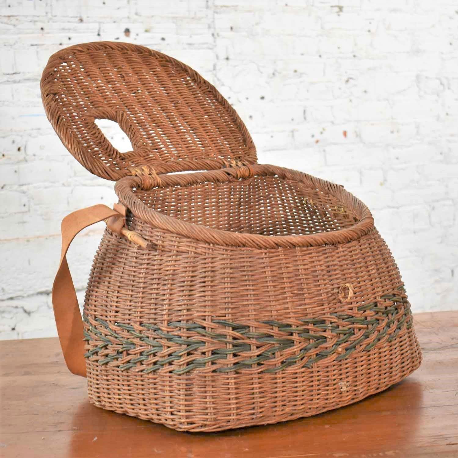 Antique Wicker Basket Fishing Creel with Leather Strap Handle In Good Condition In Topeka, KS