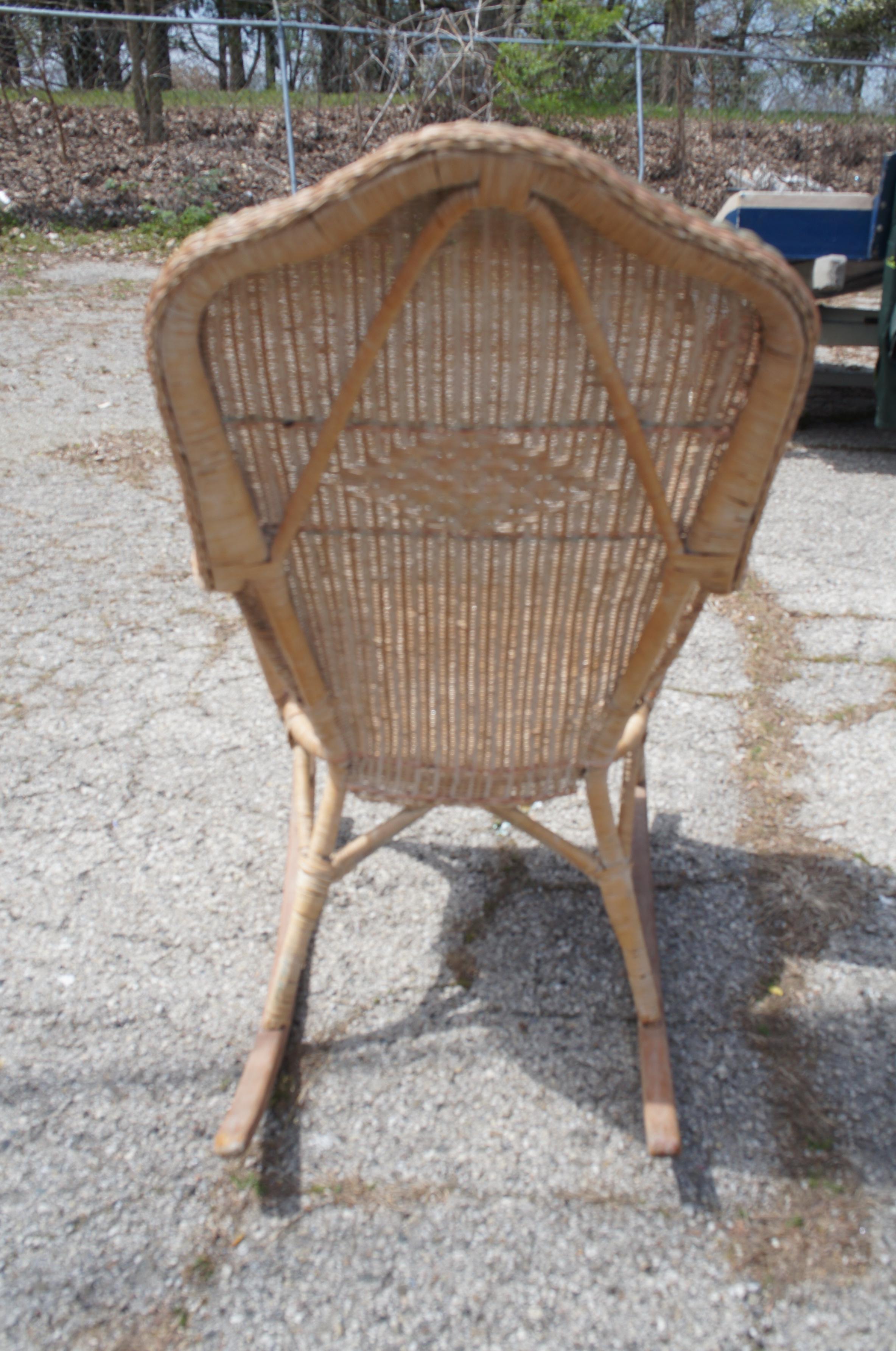 Antique Wicker Camelback Rocking Chair and Settee Loveseat Bench Rocker In Good Condition In Dayton, OH