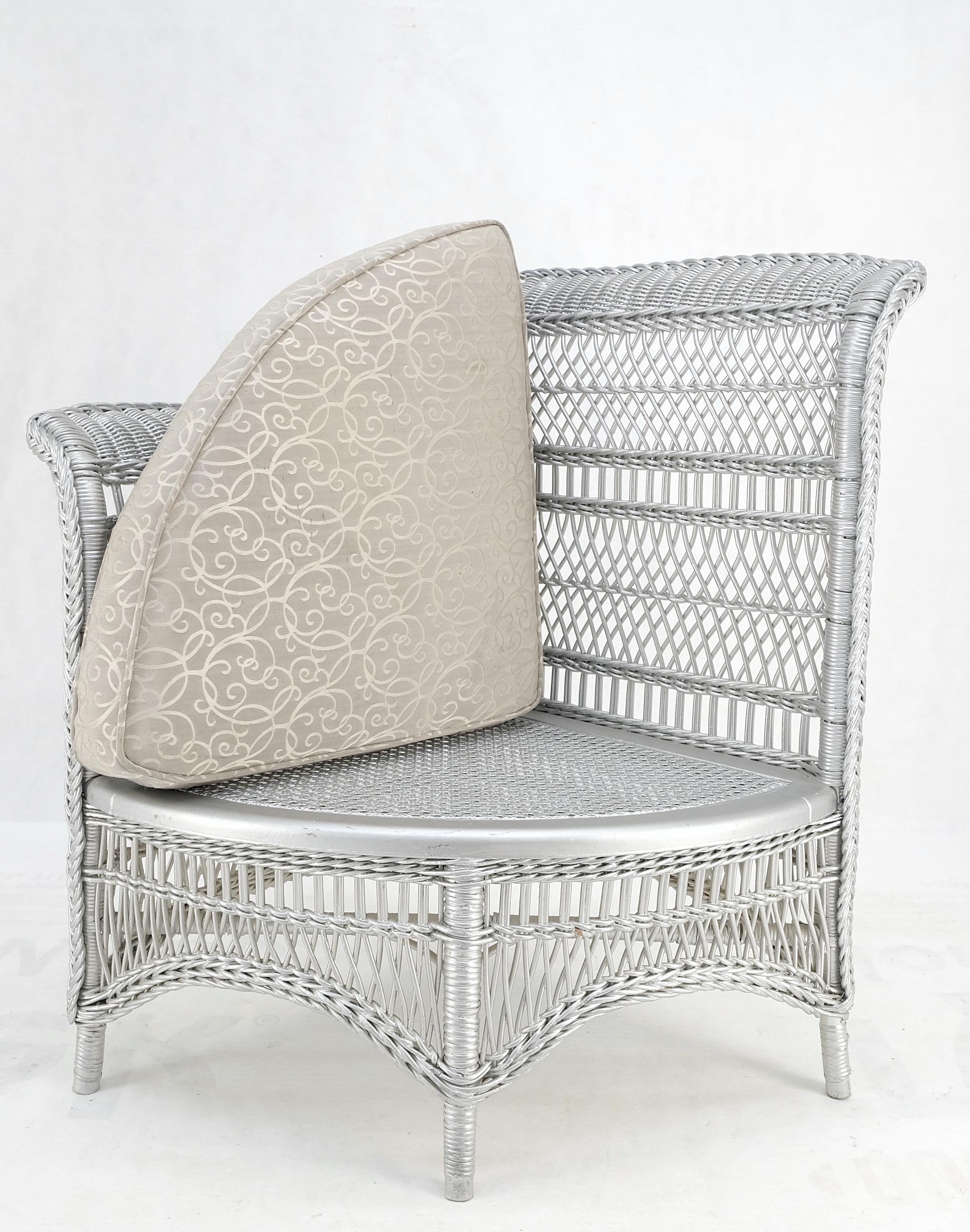 Tissu d'ameublement Chaise d'angle ancienne en osier finition peinte en métal argenté MINT en vente