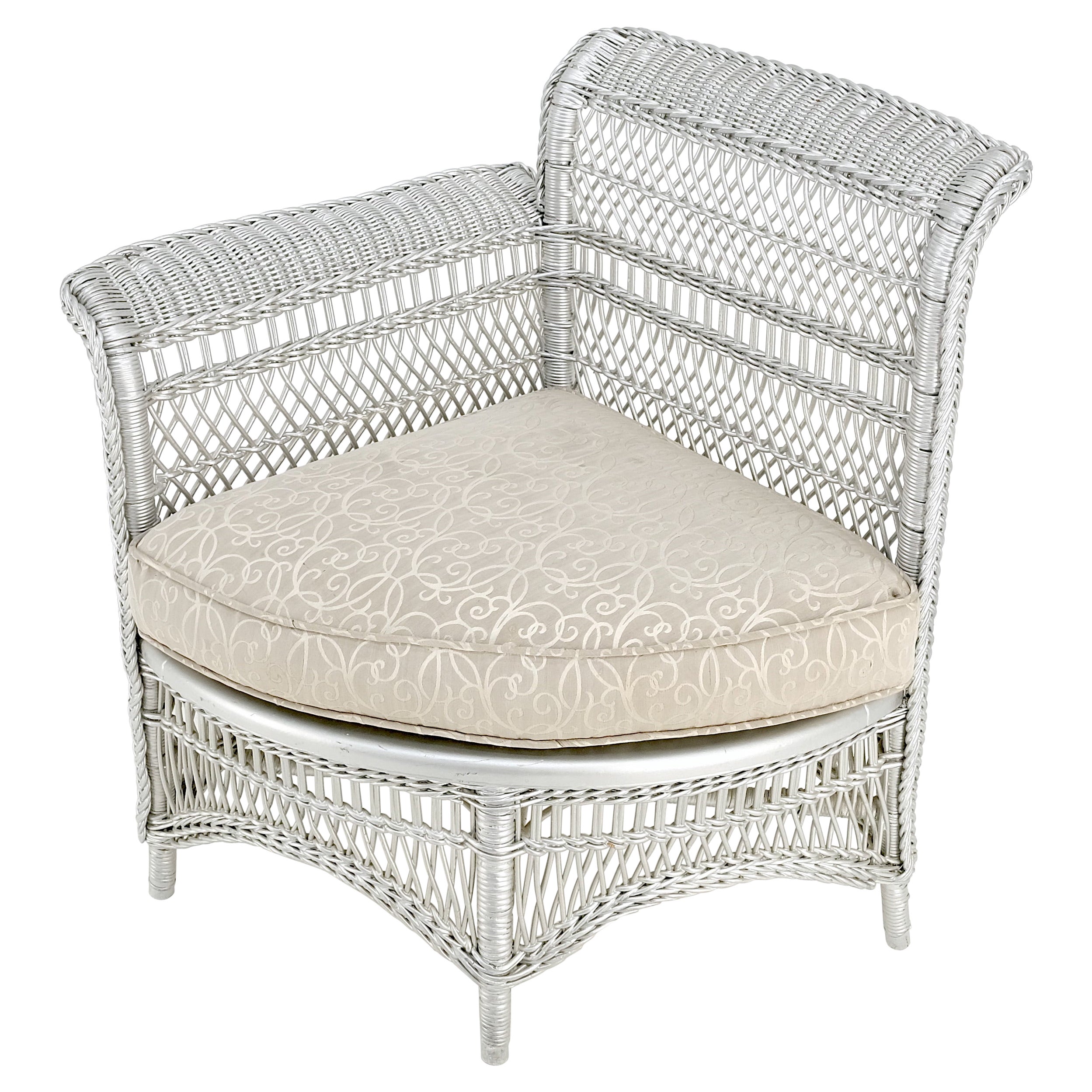 Silla esquinera antigua de mimbre pintada en plata Acabado metálico Menta en venta