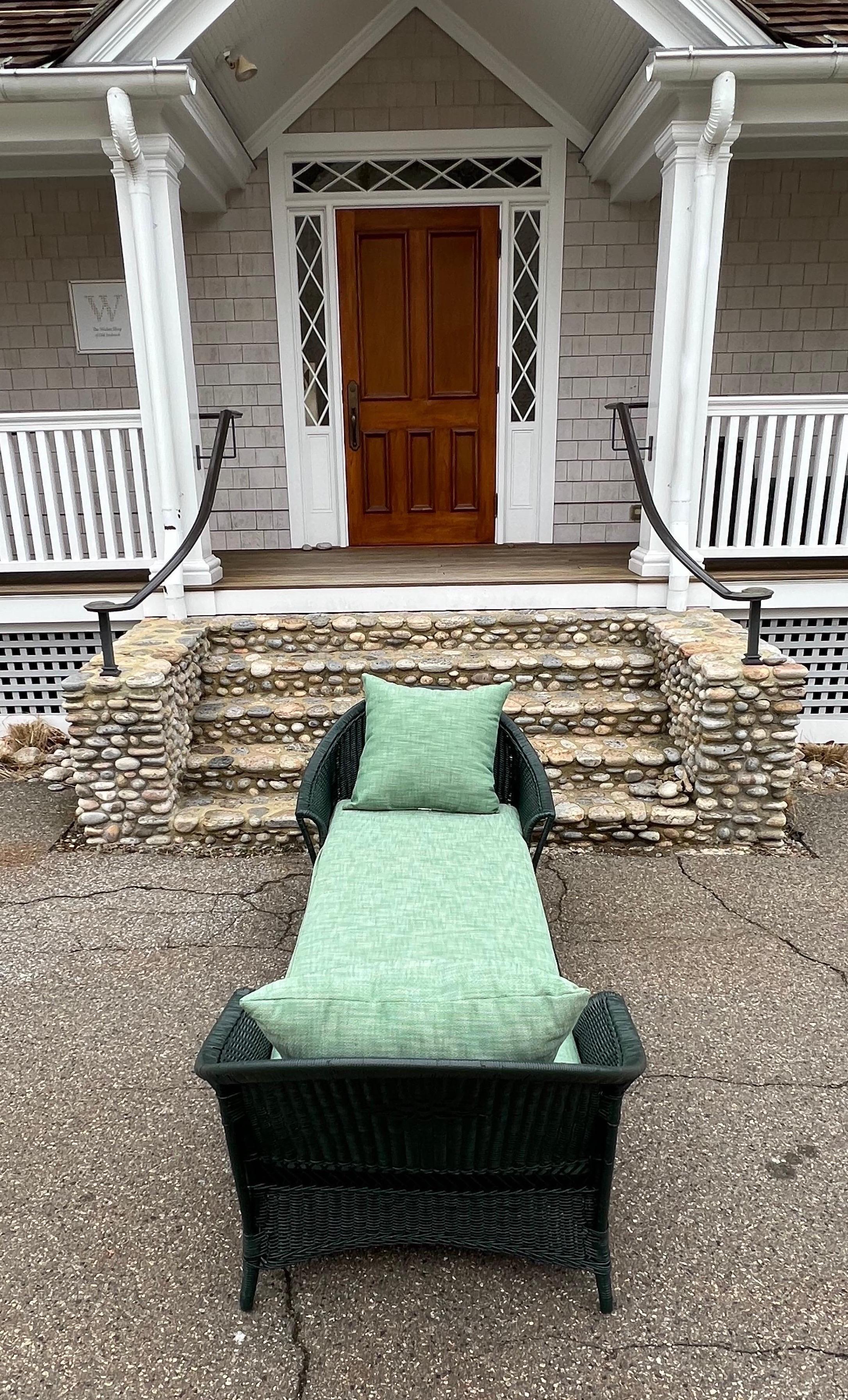 Early 20th Century Antique Wicker Double Chaise / Daybed For Sale