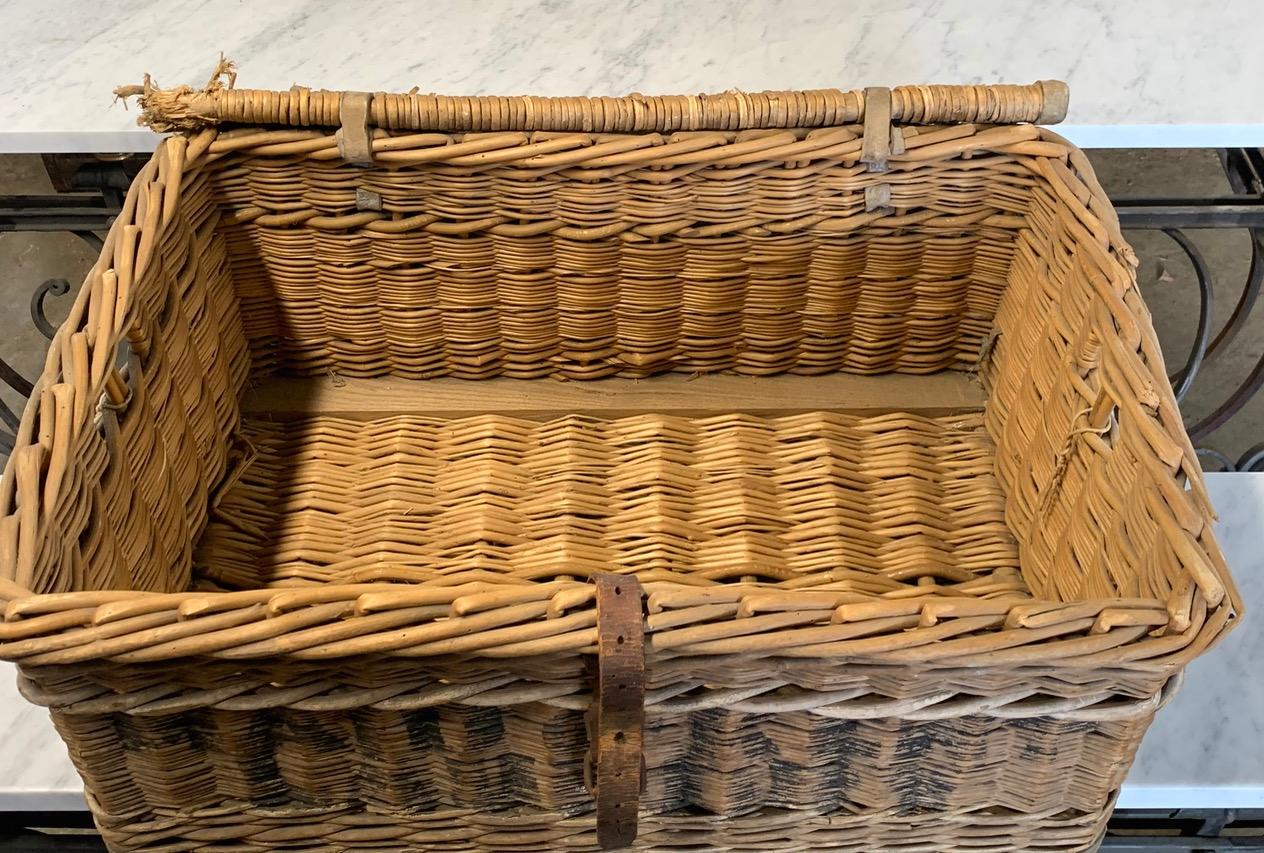 Antique Wicker Laundry Basket In Good Condition In Ongar, GB