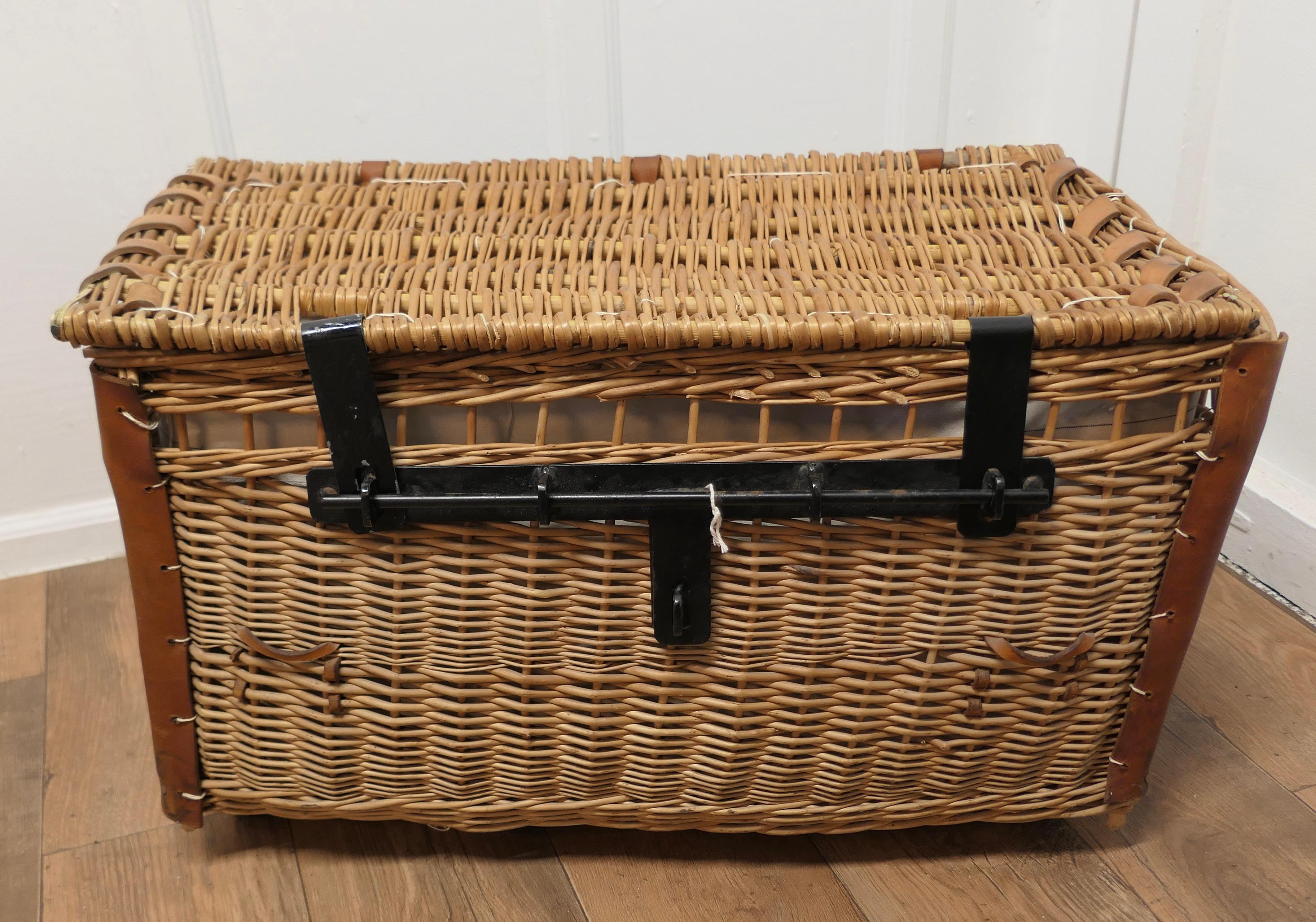 Antique Wicker Laundry Basket or Linen Hamper    In Good Condition In Chillerton, Isle of Wight
