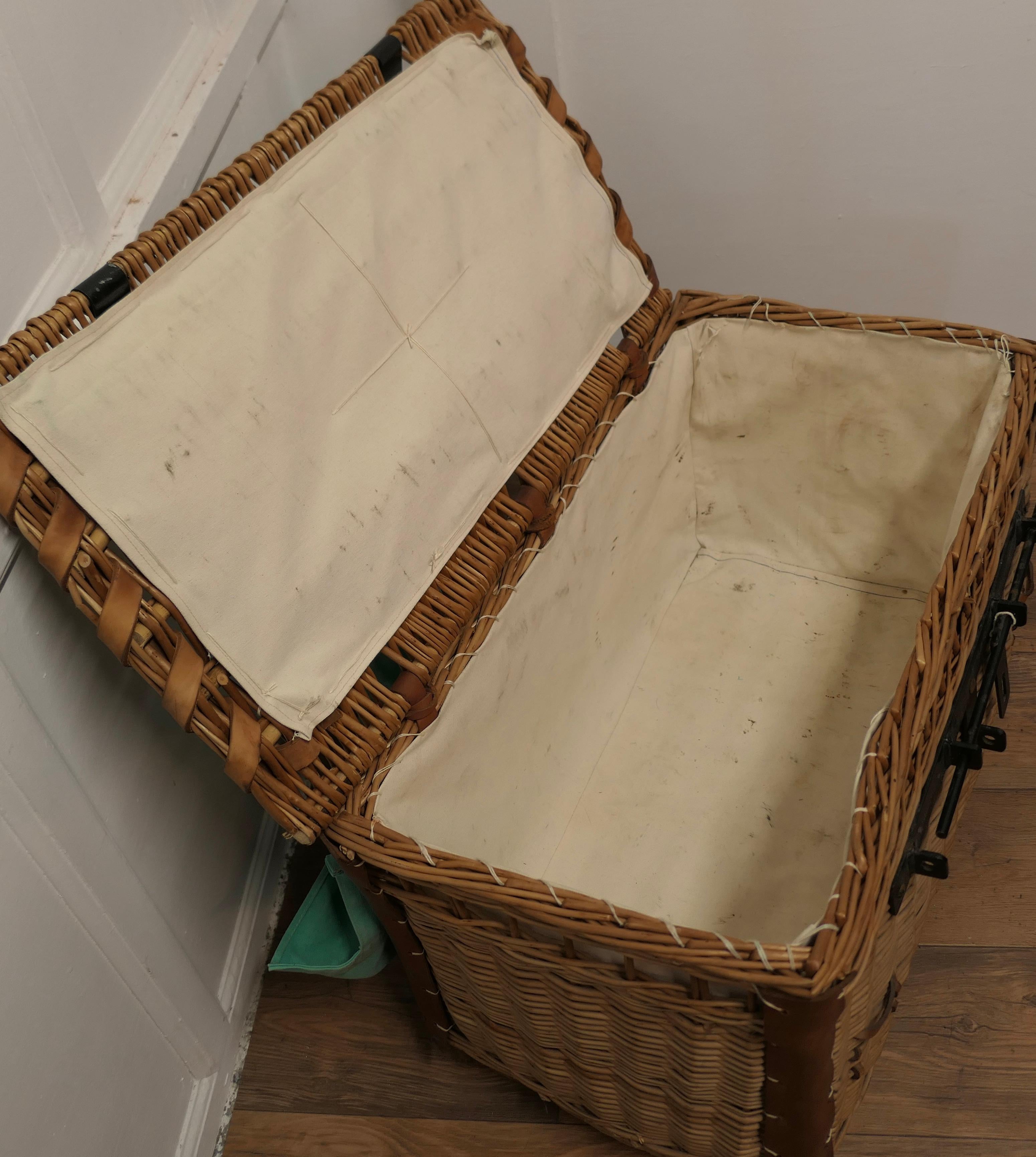 Antique Wicker Laundry Basket or Linen Hamper    2