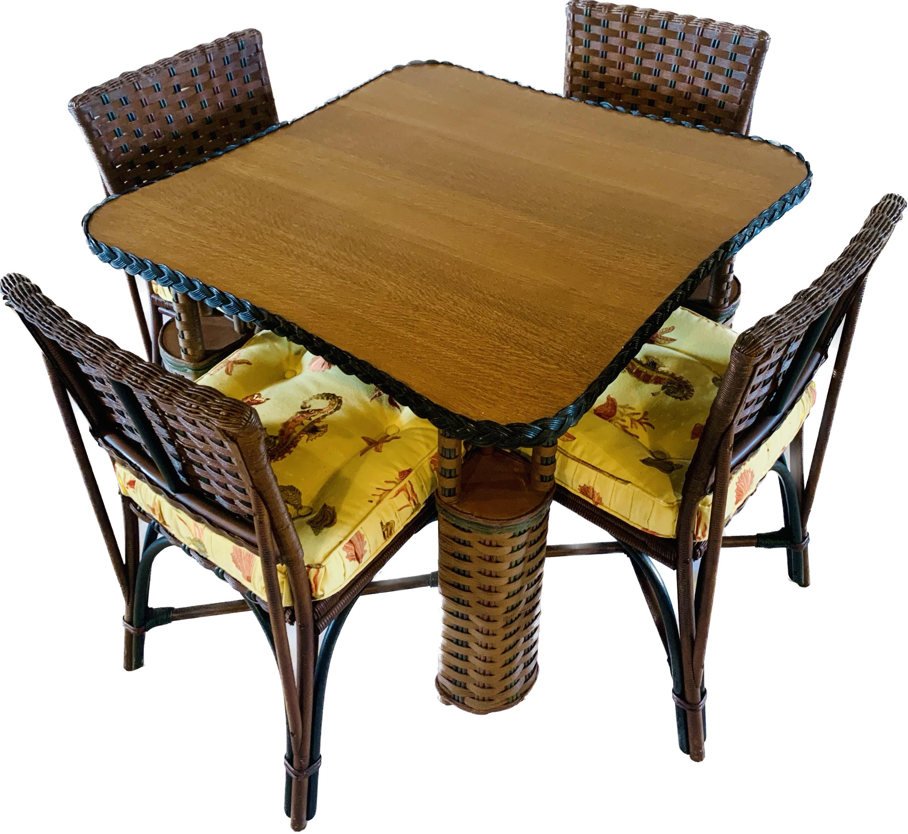 Antiker Karten-/Spieltisch aus Korbweide mit Eichenholzplatte und vier Stühlen in natürlicher Oberfläche (Art déco) im Angebot