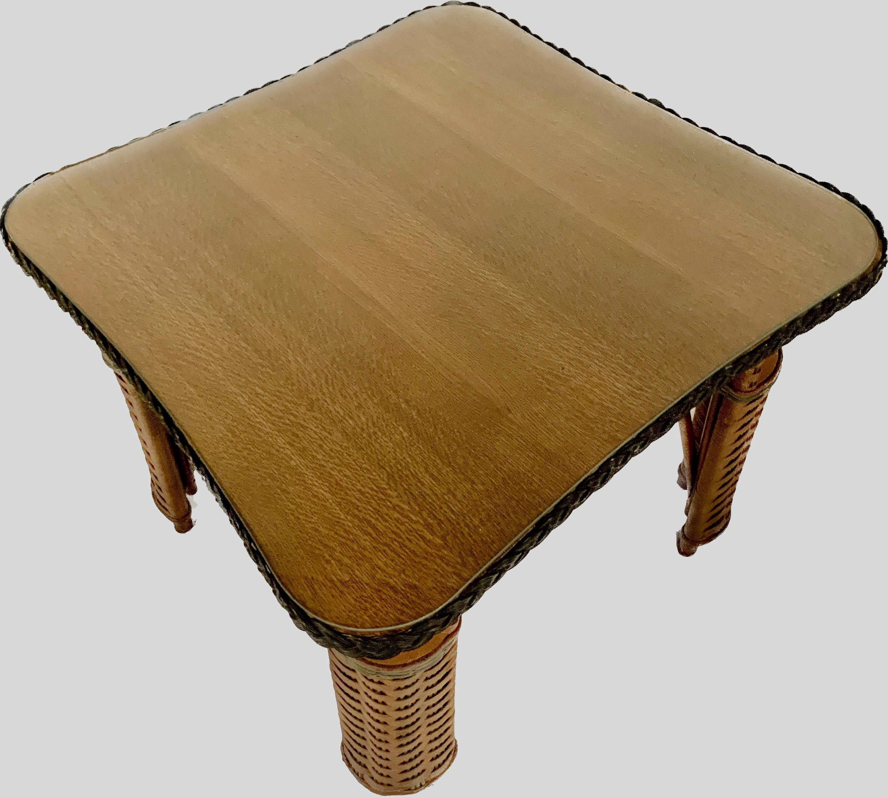 Antiker Karten-/Spieltisch aus Korbweide mit Eichenholzplatte und vier Stühlen in natürlicher Oberfläche im Zustand „Gut“ im Angebot in Nashua, NH