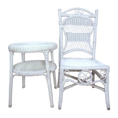 Antiker Rattanstuhl und Vintage-Beistelltisch