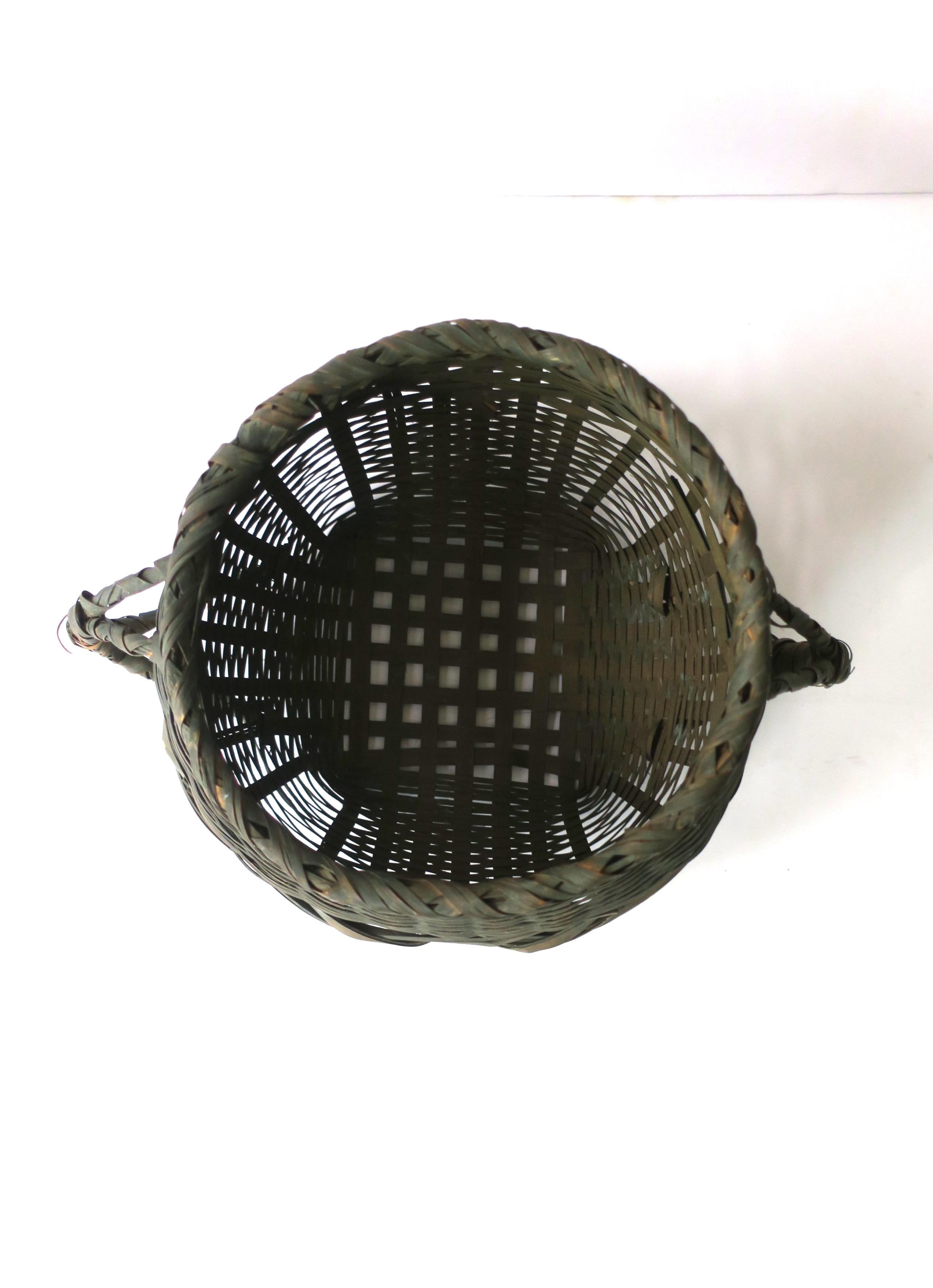 Antique Wicker Green Splint Basket In Good Condition For Sale In New York, NY