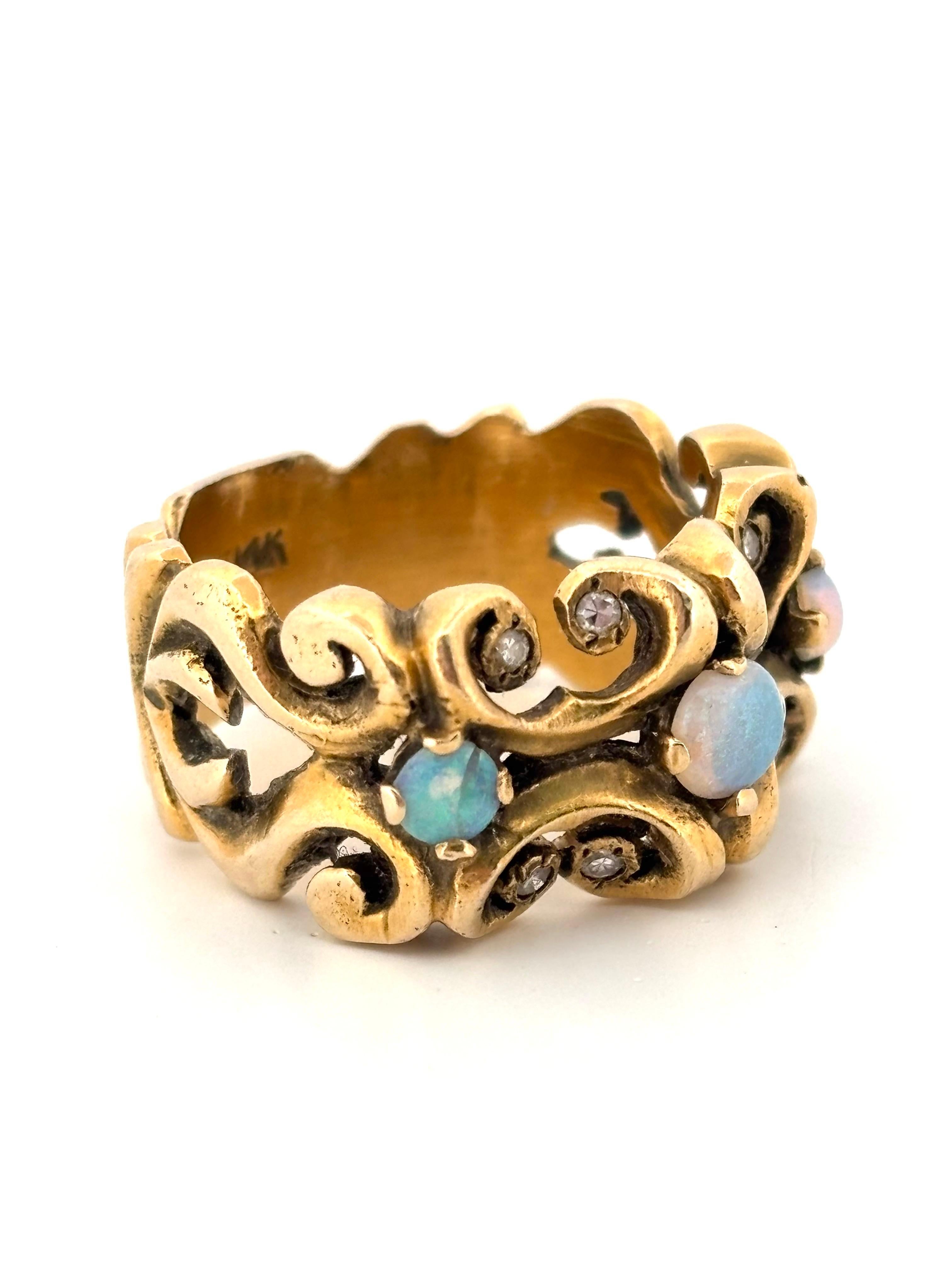 Cette large bague à anneau antique est une pièce d'apparat frappante, fabriquée en or jaune 14 carats, qui allie un design orné à une élégance intemporelle. Pesant 9,2 grammes et mesurant une taille 6,75, la bague présente un motif ajouré complexe