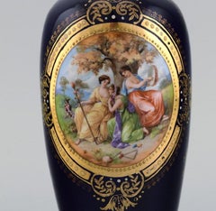 Antike Wiener Vase aus handbemaltem Porzellan. Klassische Motive und Golddekoration.