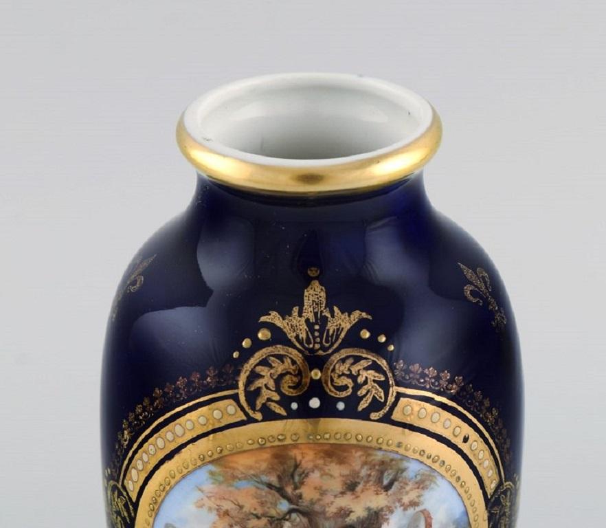 Neoclassical Revival Antique Wien vase in hand-painted porcelain. Classic motifs and gold decoration. For Sale