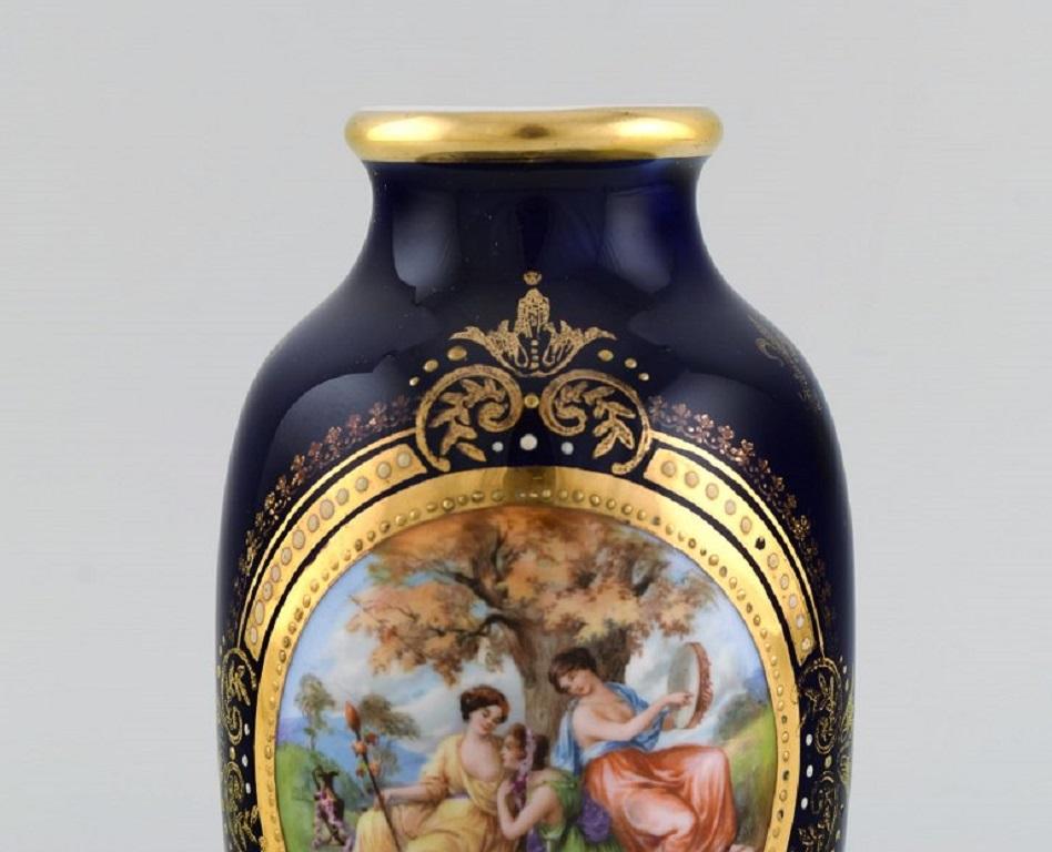 Austrian Antique Wien vase in hand-painted porcelain. Classic motifs and gold decoration. For Sale