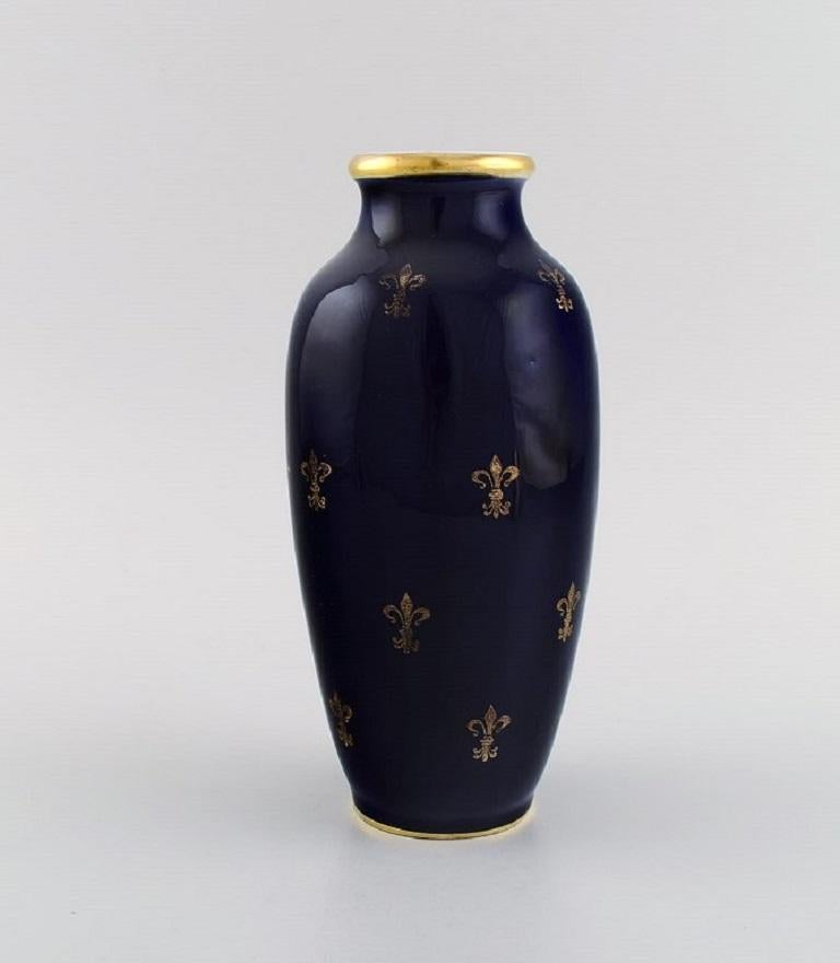 Hand-Painted Antique Wien vase in hand-painted porcelain. Classic motifs and gold decoration. For Sale