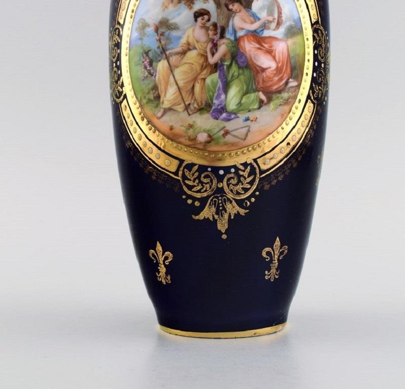 Antique Wien vase in hand-painted porcelain. Classic motifs and gold decoration. In Excellent Condition For Sale In Copenhagen, DK