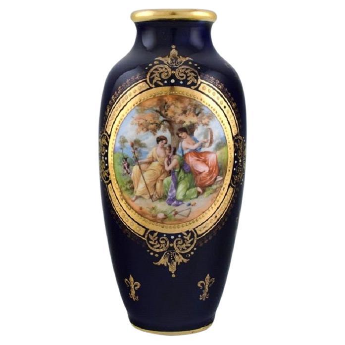 Antike Wiener Vase aus handbemaltem Porzellan. Klassische Motive und Golddekoration.