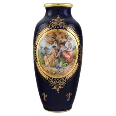 Antike Wiener Vase aus handbemaltem Porzellan. Klassische Motive und Golddekoration.