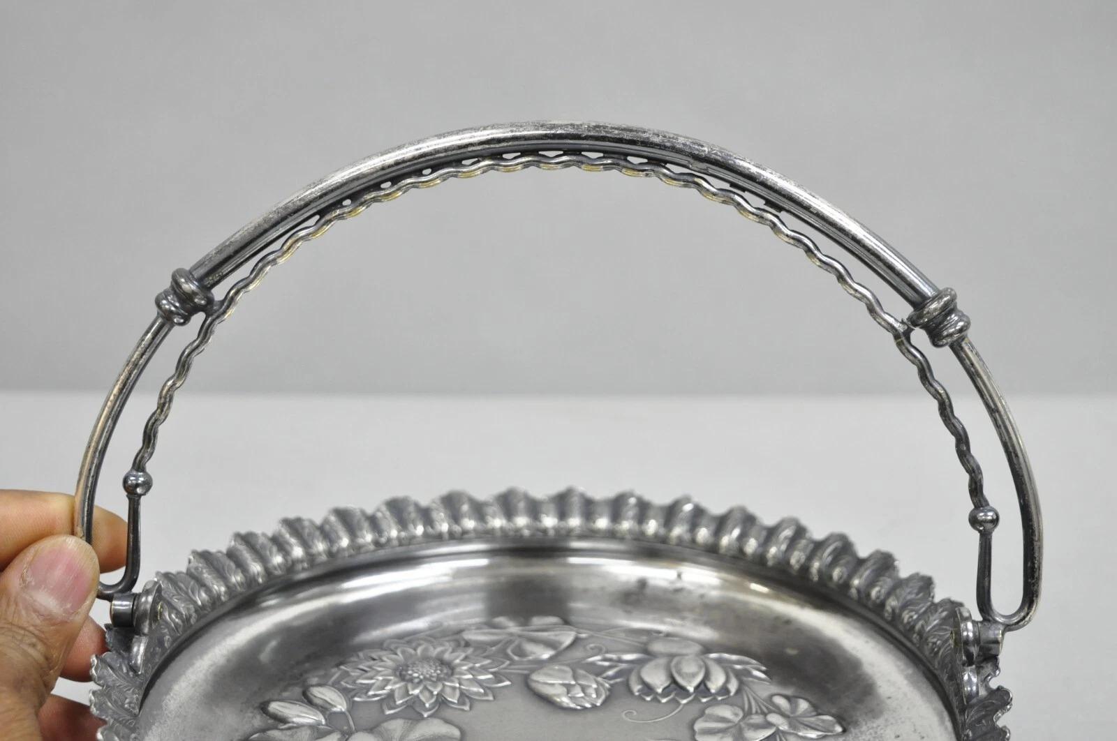 Antico cestino da sposa A. Wilcox English Regency placcato in argento con fiori di repousse in vendita 1