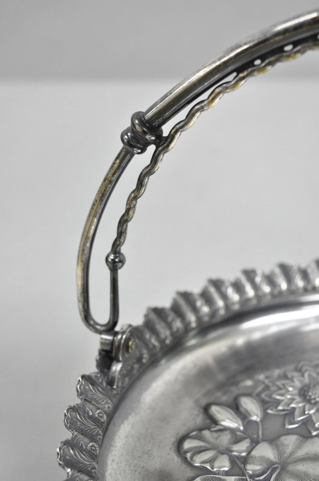 Antico cestino da sposa A. Wilcox English Regency placcato in argento con fiori di repousse in vendita 2