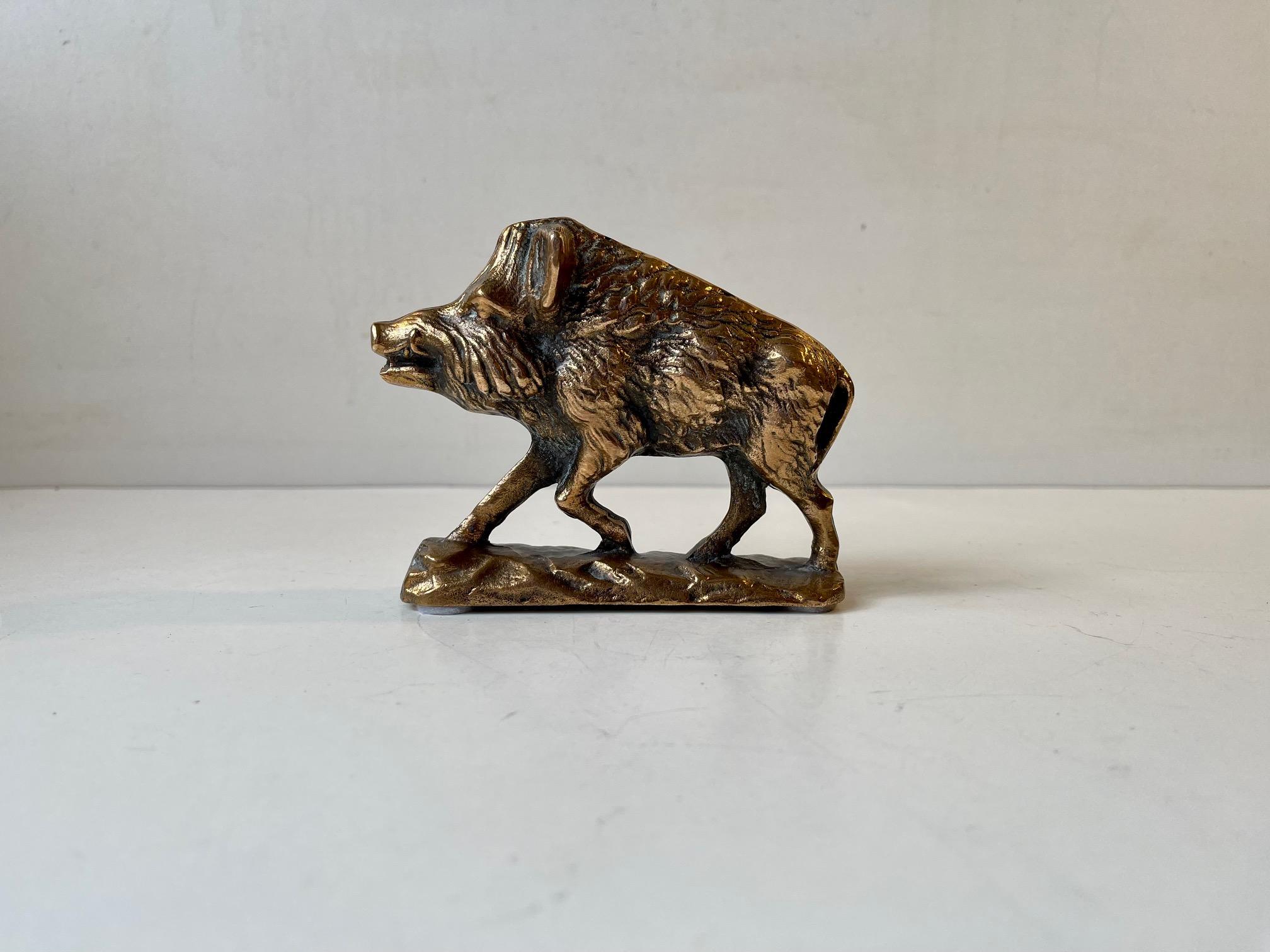 Small desk og mantle bronze depicting a young wild boar standing on a log. Fine detailing and a rich golden patina. Signed/marked France to its base. Where it was made circa 1920-25. Measurements: height: 10 cm, wide/length: 12.5 cm, depth: 3.7 cm.