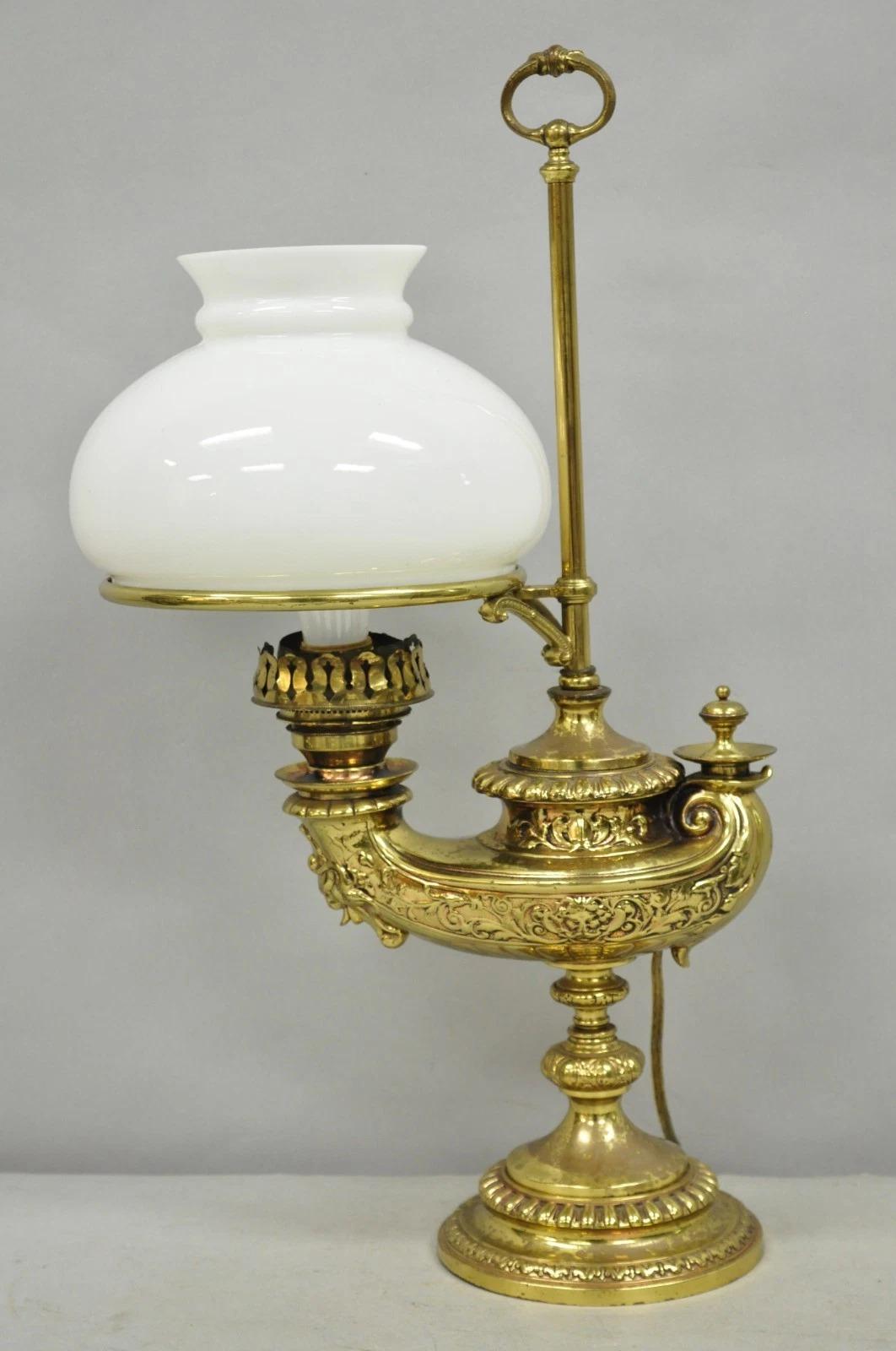 Lampada da tavolo con lanterna figurata in ottone in stile classico italiano di Wild & Wessel in vendita 5