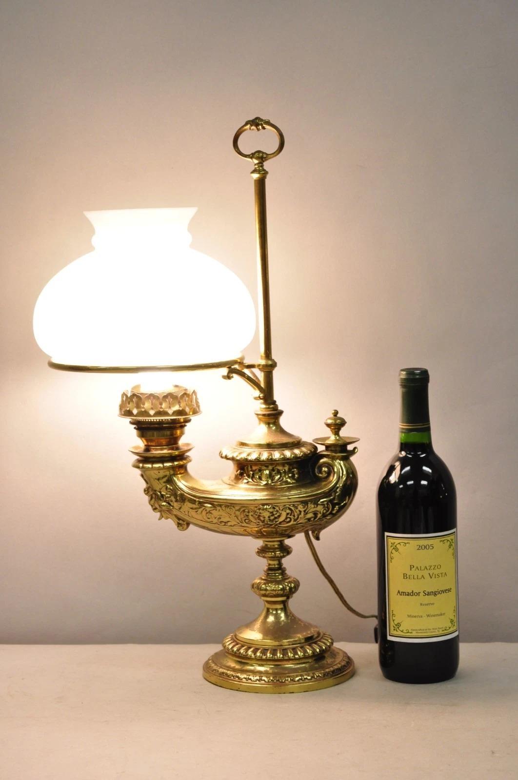 Lampada da scrivania a lanterna figurata in ottone con paralume in vetro bianco, stile classico italiano di Wild & Wessel. Circa alla fine del XIX secolo. Misure: 21