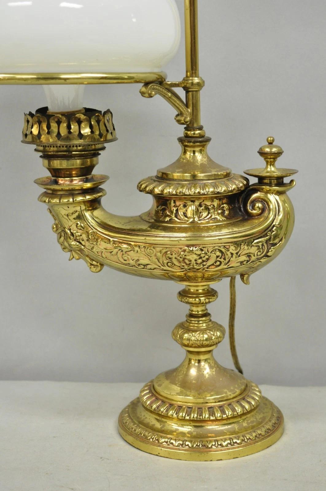 Vittoriano Lampada da tavolo con lanterna figurata in ottone in stile classico italiano di Wild & Wessel in vendita