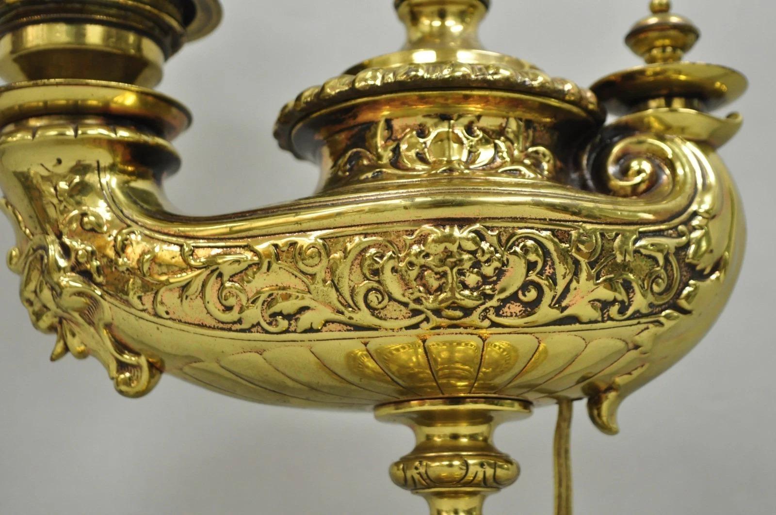 Sconosciuto Lampada da tavolo con lanterna figurata in ottone in stile classico italiano di Wild & Wessel in vendita