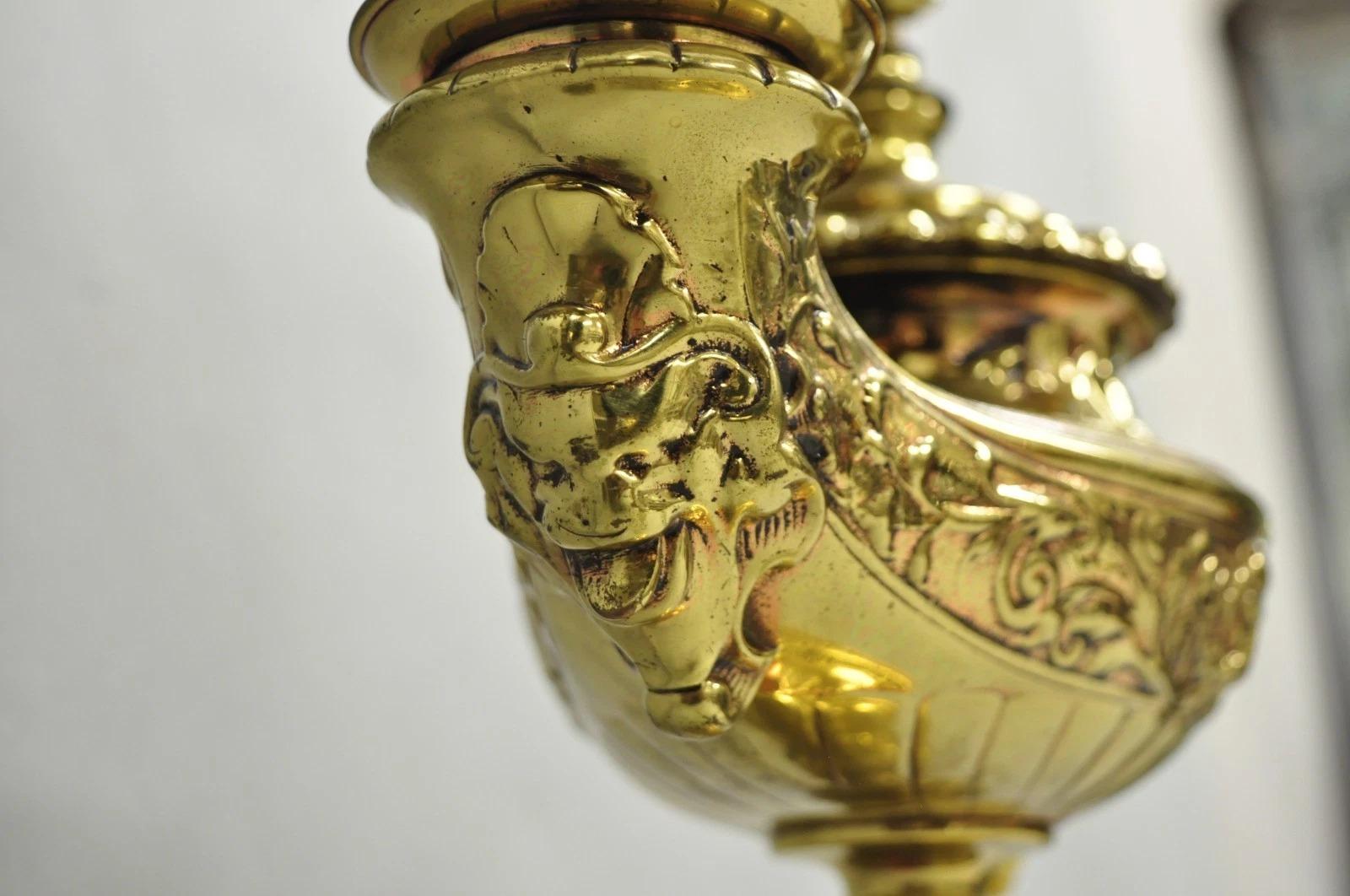 Lampada da tavolo con lanterna figurata in ottone in stile classico italiano di Wild & Wessel In condizioni buone in vendita a Philadelphia, PA