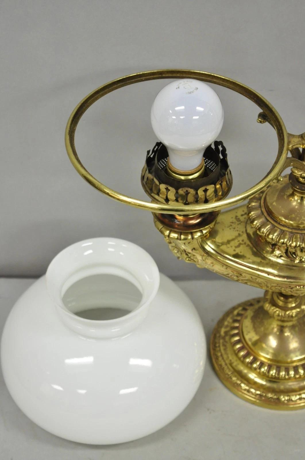 Lampada da tavolo con lanterna figurata in ottone in stile classico italiano di Wild & Wessel in vendita 1