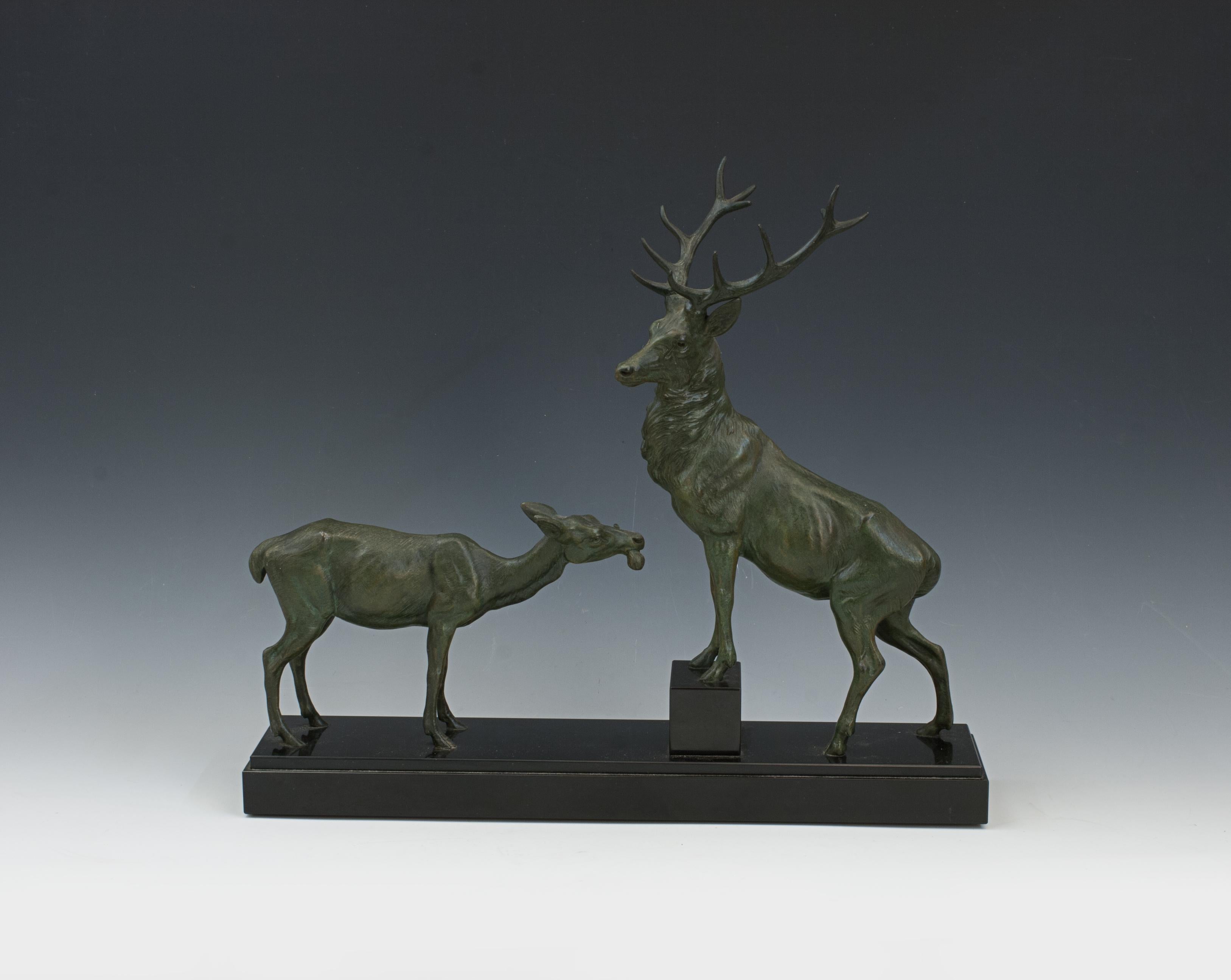 Scultura di cervo e cerva di Louis-Albert Carvin.
Una scultura di fauna selvatica sapientemente realizzata dal famoso artista francese Louis-Albert Carvin. Il cervo e la cerva sono fusi in spelta con una finitura verdastra che ricorda il bronzo