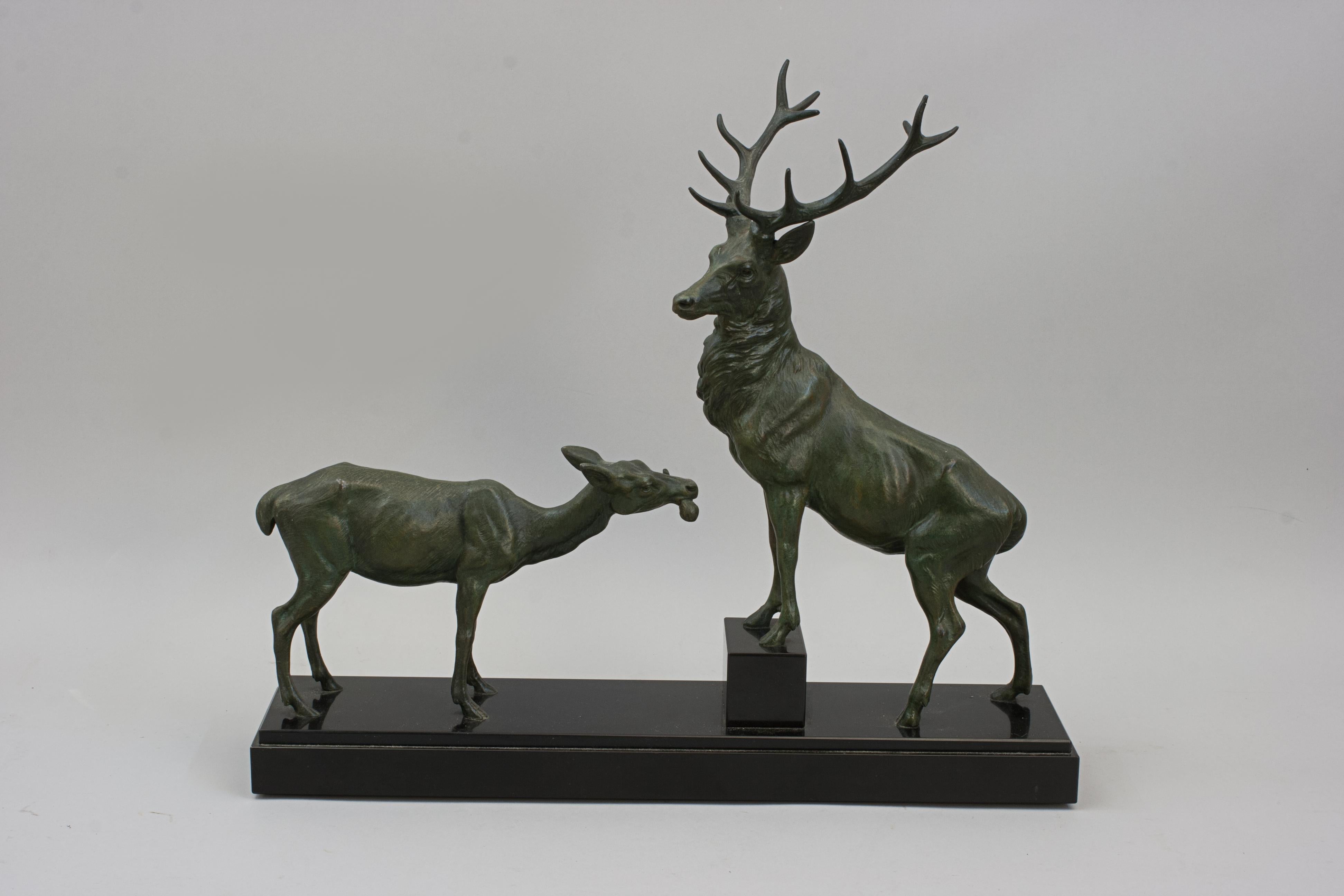 Sporting Art Scultura antica di animali selvatici, cervo e cerva in vendita