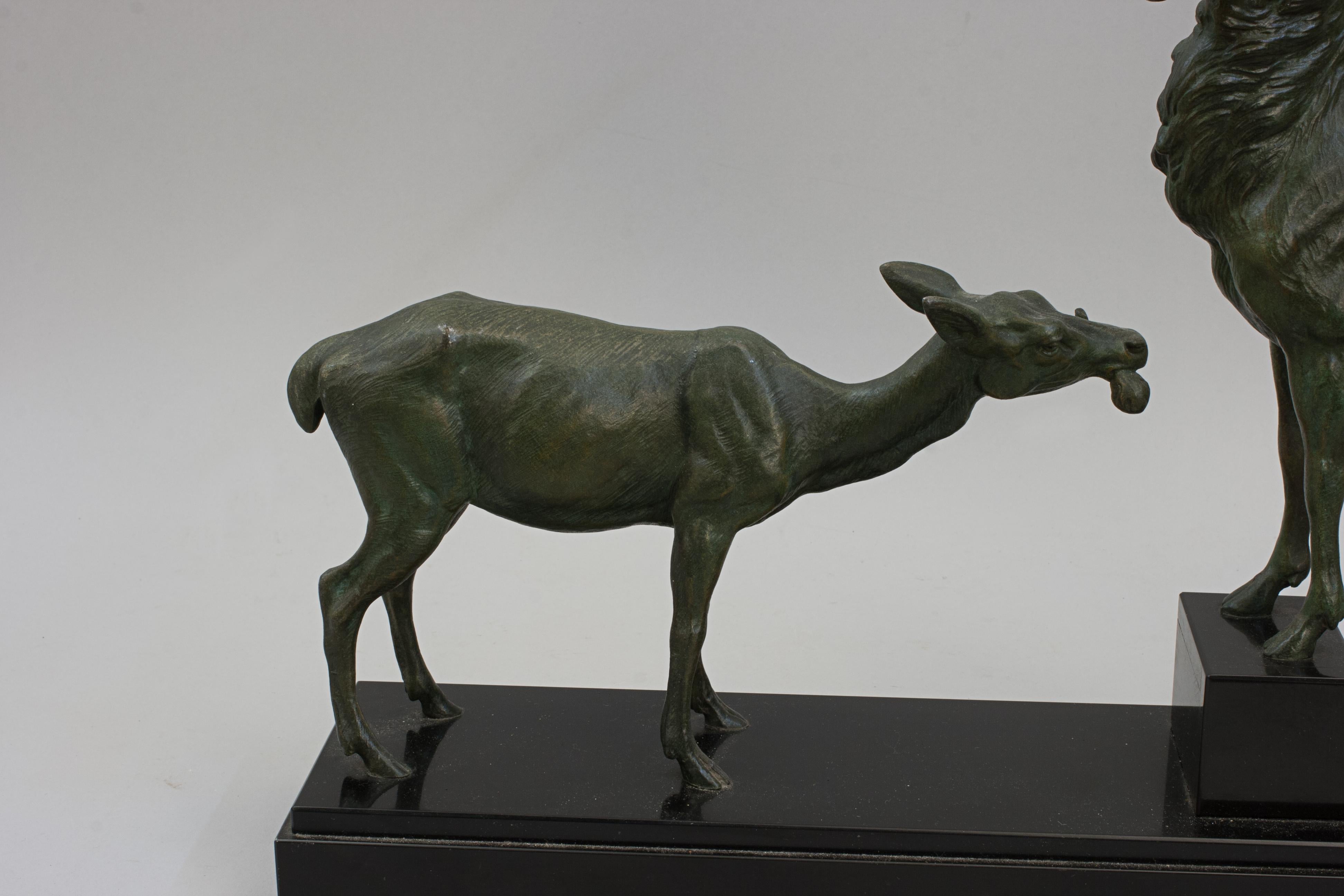 Zinco commerciale Scultura antica di animali selvatici, cervo e cerva in vendita