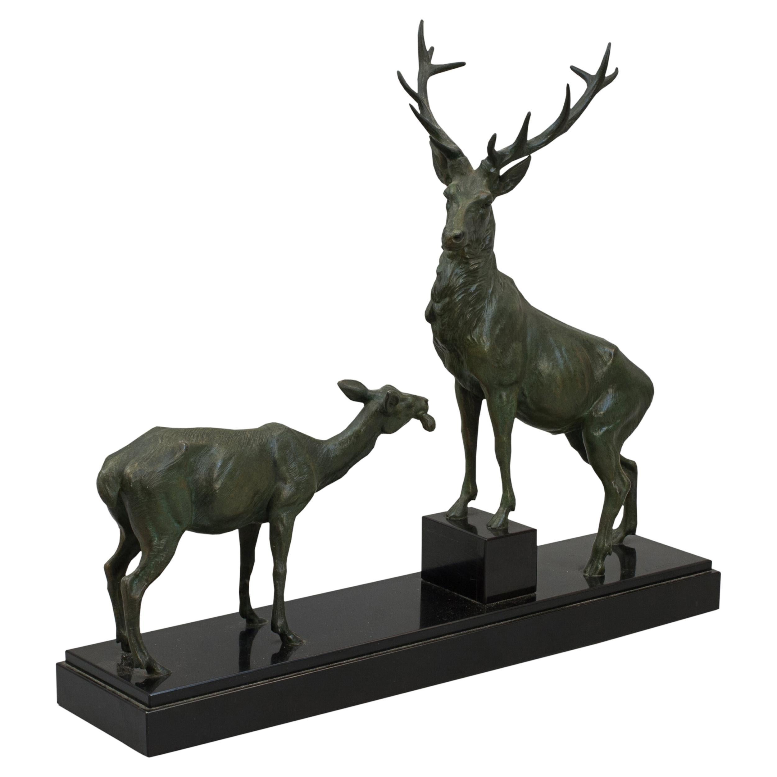 Escultura antigua de fauna salvaje, ciervo y cierva
