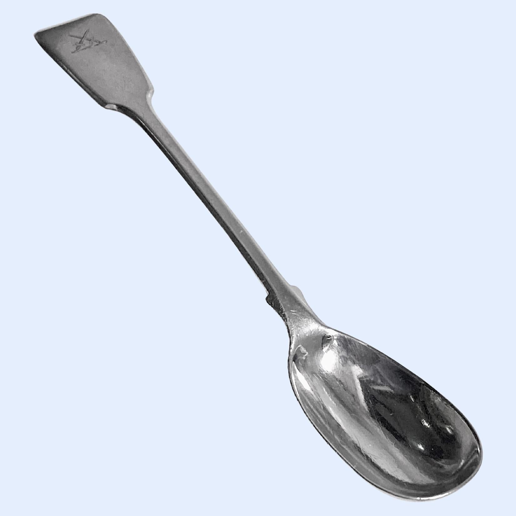 Antico cucchiaio da condimento in argento William 1V Londra 1834 William Theobalds. Modello di violino inciso con stemma di doppie spade. Ottima qualità, buone condizioni, solo riflessi dovuti alla fotografia. Buoni e chiari segni di riconoscimento.
