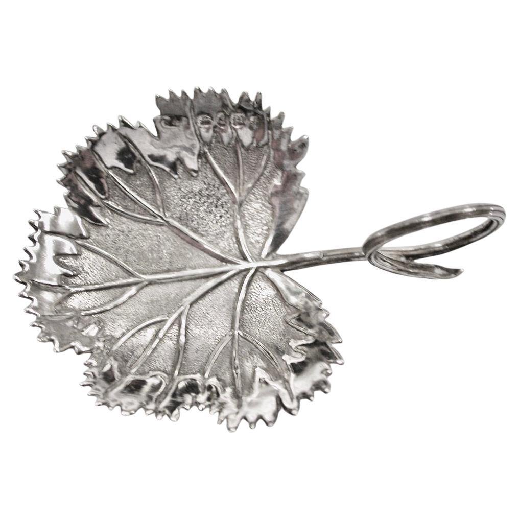 Antico cucchiaio d'argento William Williams 1V Strawberry Leaf Caddy Taylor & Perry Birmingham 
Un raro cucchiaio da tavola sagomato realizzato nel 1835 con bordi seghettati, viticci attorcigliati 
manico e bella lavorazione a foglie venate
John