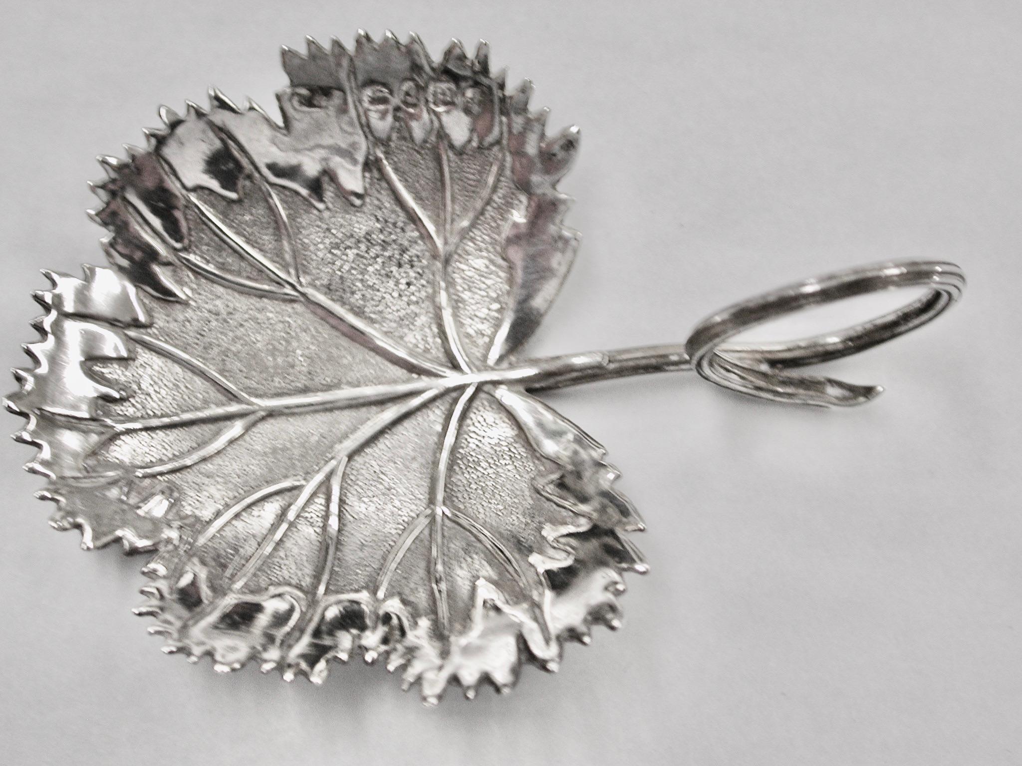 Antico cucchiaio d'argento William Williams 1V Strawberry Leaf Caddy Taylor & Perry Birmingham In condizioni buone in vendita a London, GB